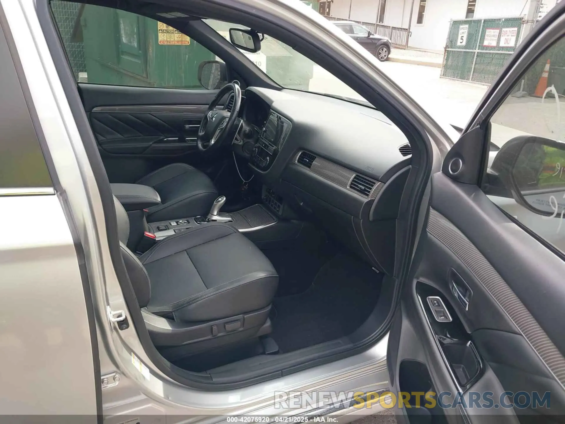 5 Photograph of a damaged car JA4J24A54KZ047069 MITSUBISHI OUTLANDER PHEV 2019