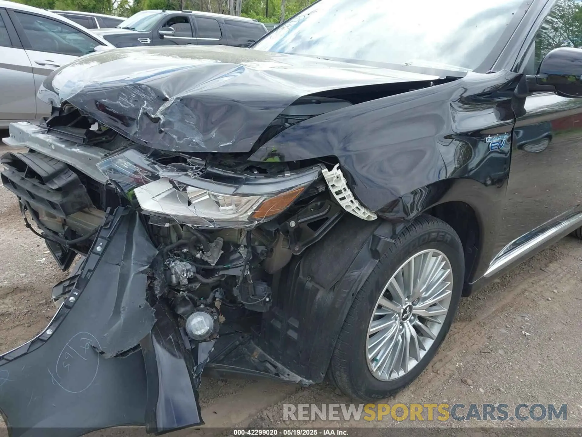 18 Photograph of a damaged car JA4J24A55KZ037103 MITSUBISHI OUTLANDER PHEV 2019