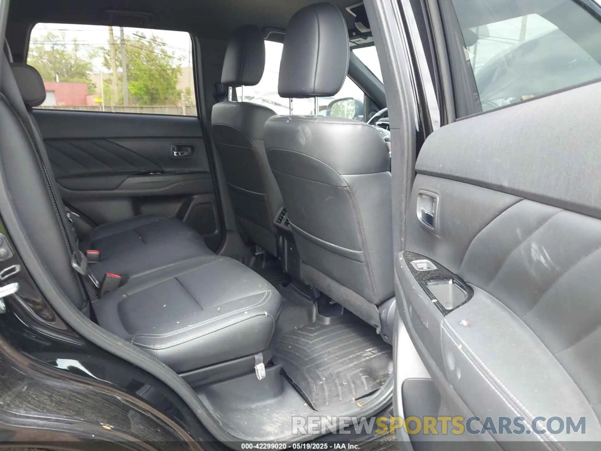 8 Photograph of a damaged car JA4J24A55KZ037103 MITSUBISHI OUTLANDER PHEV 2019