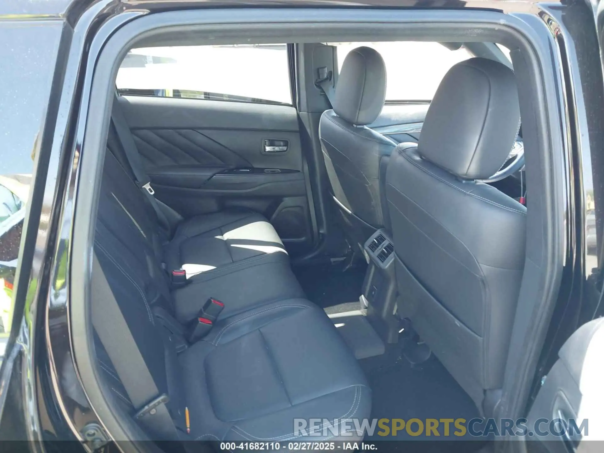 8 Photograph of a damaged car JA4J24A51LZ009381 MITSUBISHI OUTLANDER PHEV 2020