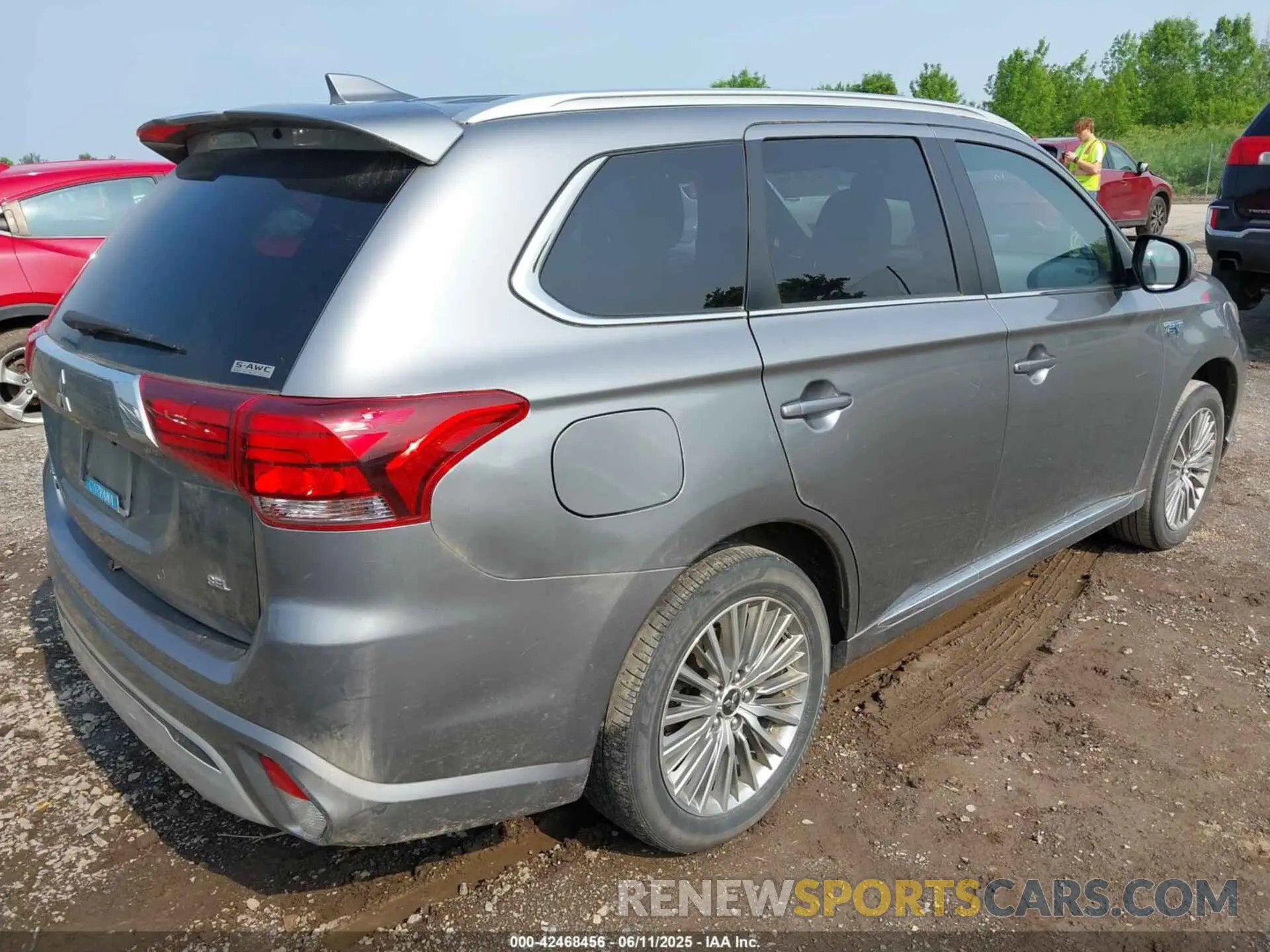 4 Photograph of a damaged car JA4J2VA73MZ000819 MITSUBISHI OUTLANDER PHEV 2021