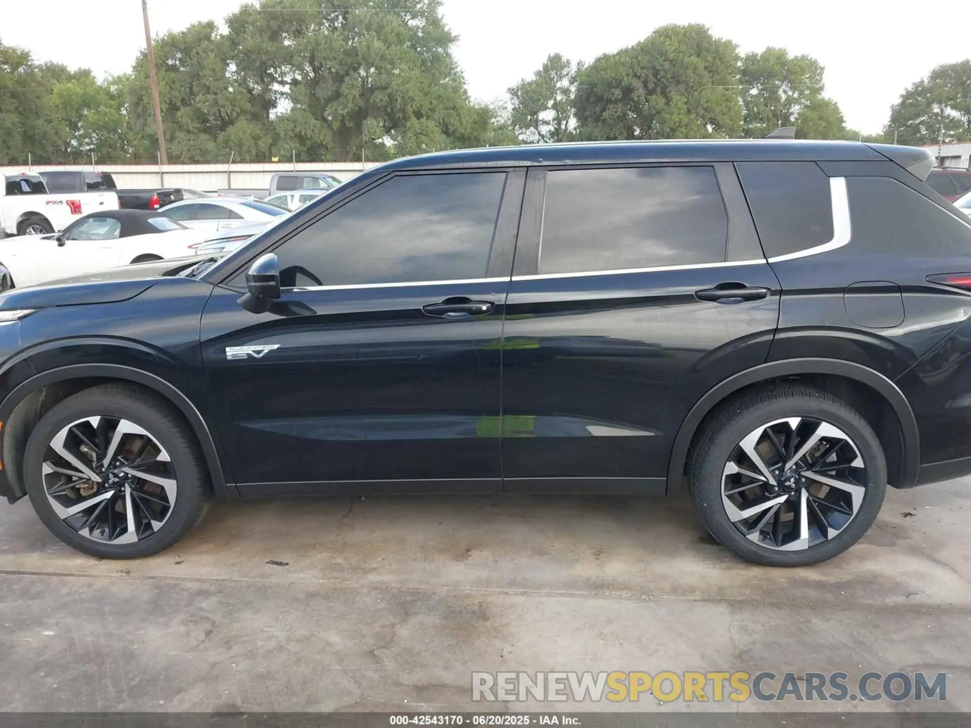 14 Photograph of a damaged car JA4T5UA97PZ058755 MITSUBISHI OUTLANDER PHEV 2023
