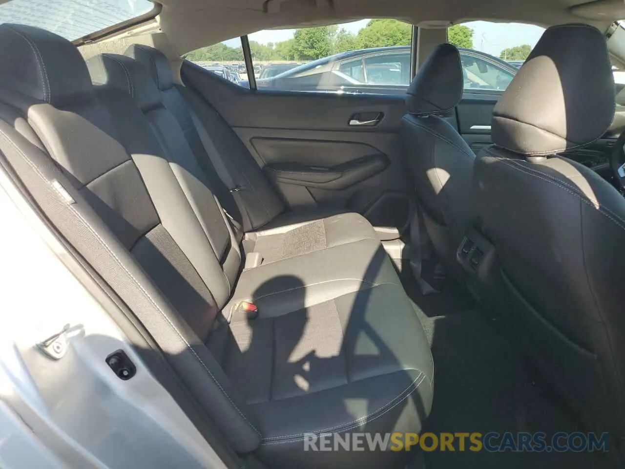 10 Photograph of a damaged car 1N4AL4FV2KC246836 NISSAN ALTIMA 2019