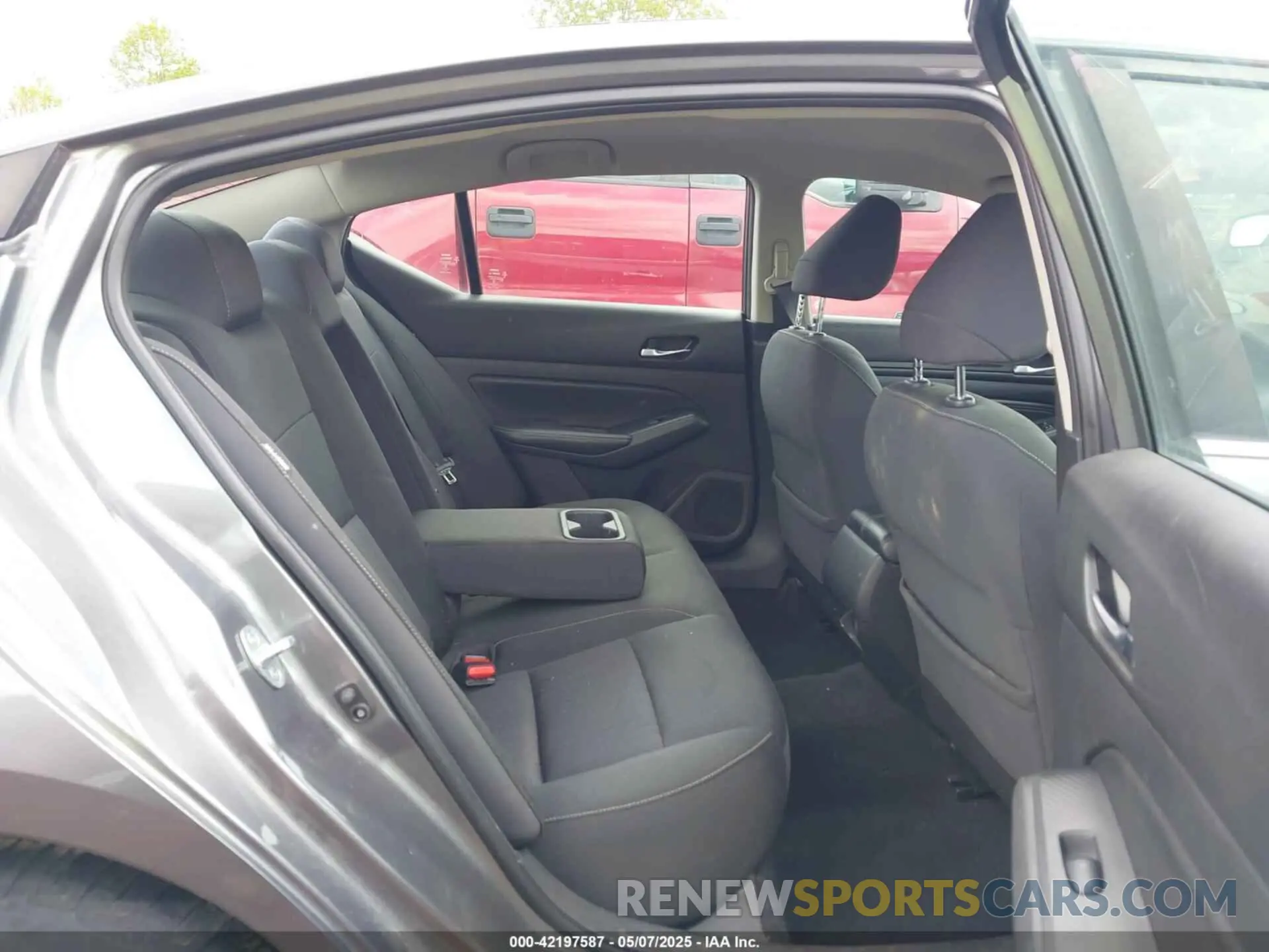 8 Photograph of a damaged car 1N4BL4BV1KC111566 NISSAN ALTIMA 2019