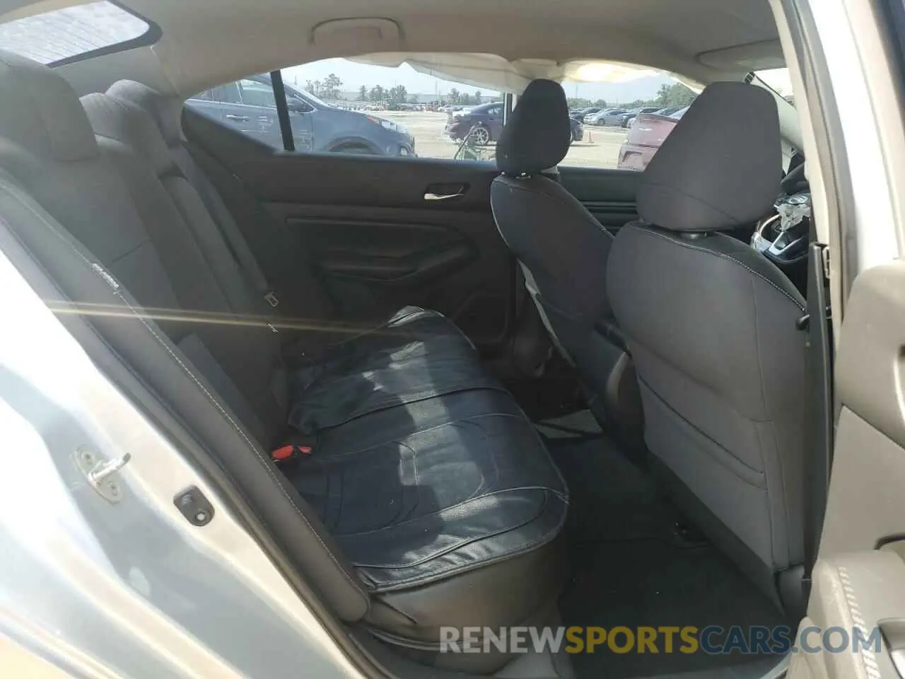 10 Photograph of a damaged car 1N4BL4BV5KC113367 NISSAN ALTIMA 2019