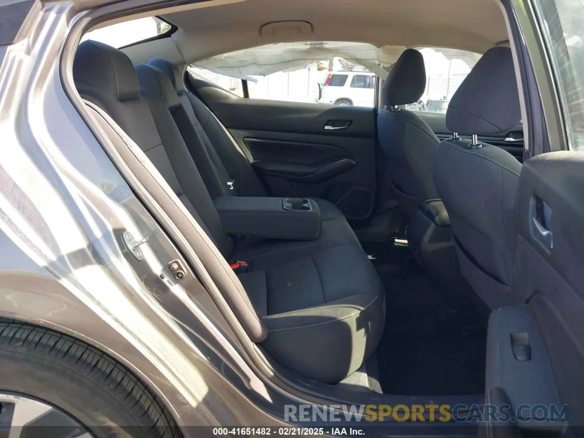 8 Photograph of a damaged car 1N4BL4BV5KC204364 NISSAN ALTIMA 2019