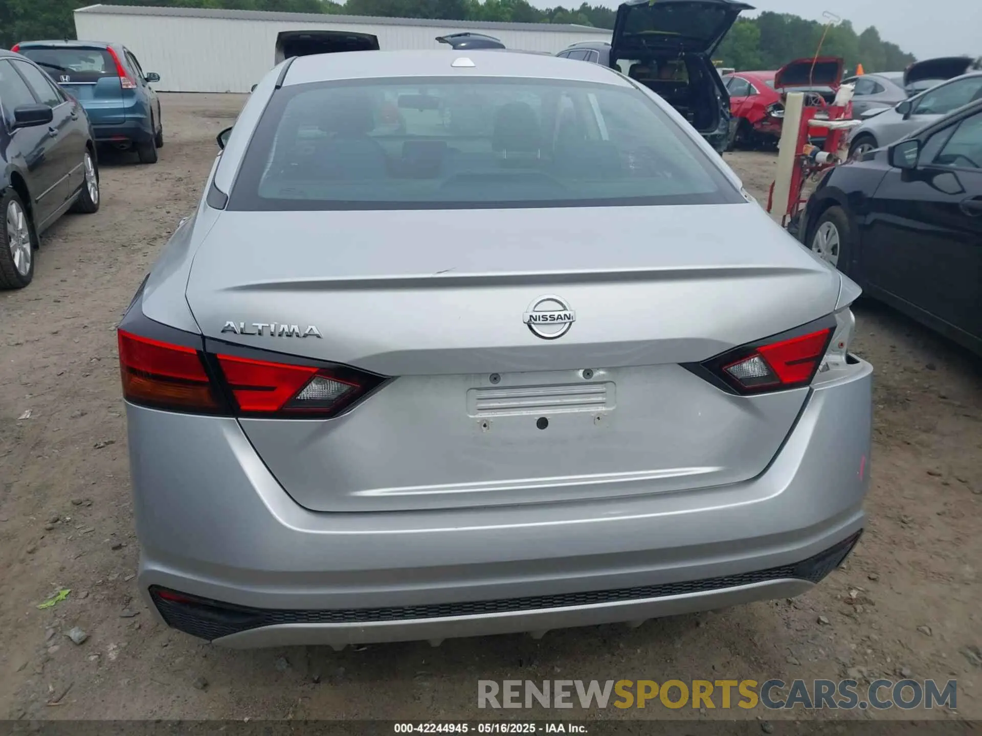 17 Photograph of a damaged car 1N4BL4BV6KC253993 NISSAN ALTIMA 2019
