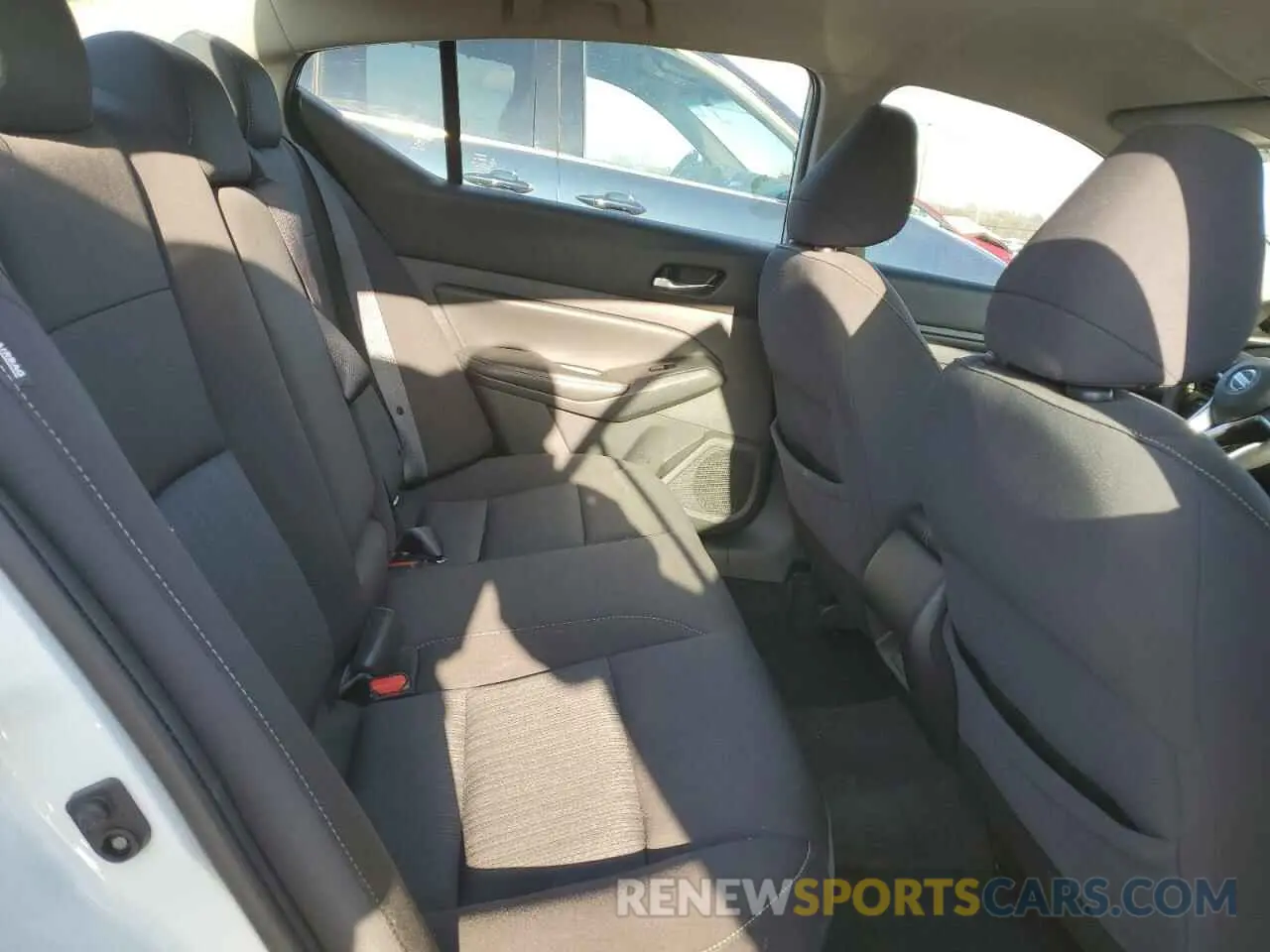 10 Photograph of a damaged car 1N4BL4BV8KC250397 NISSAN ALTIMA 2019