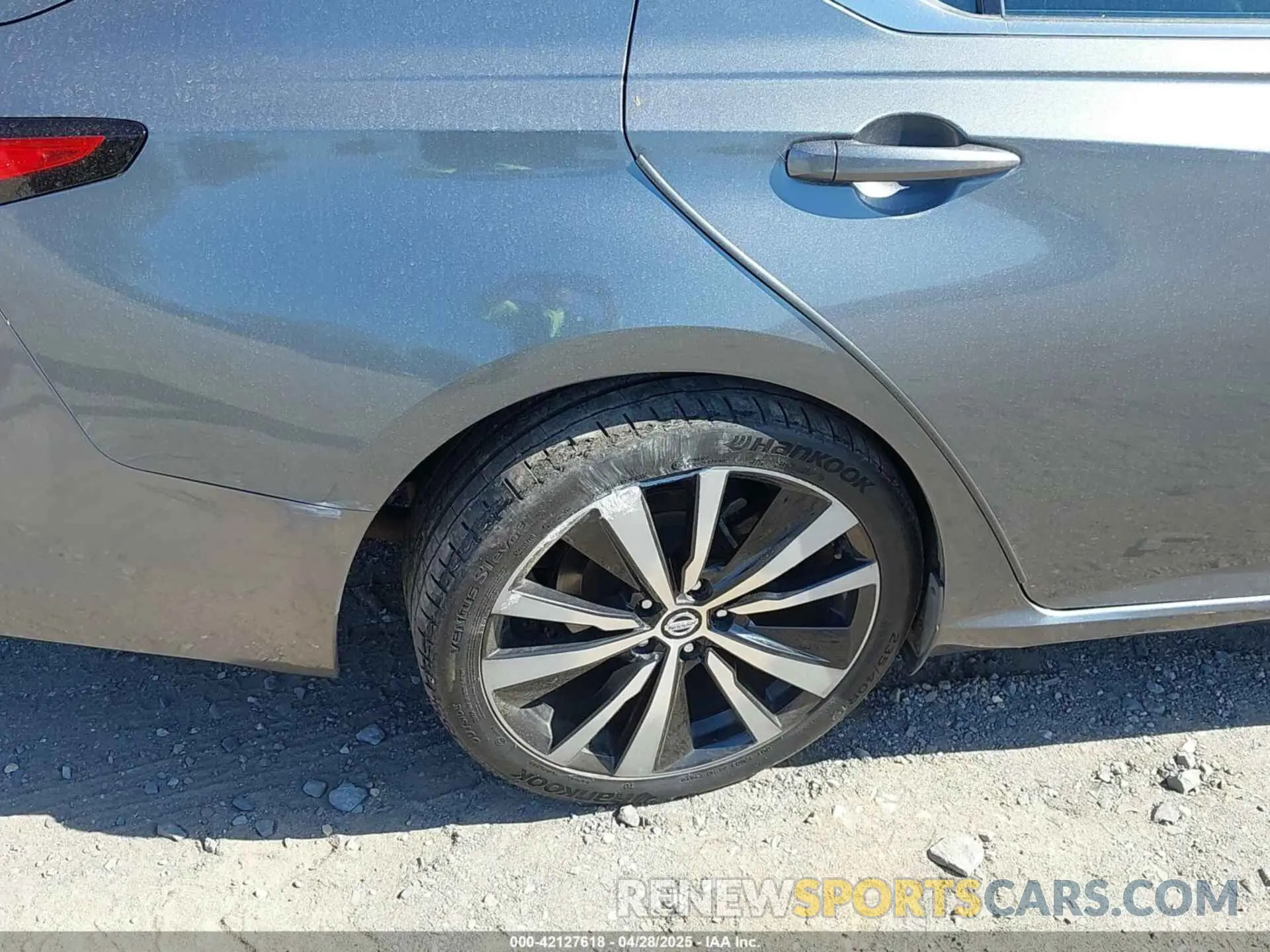 18 Photograph of a damaged car 1N4BL4CV0KC113145 NISSAN ALTIMA 2019