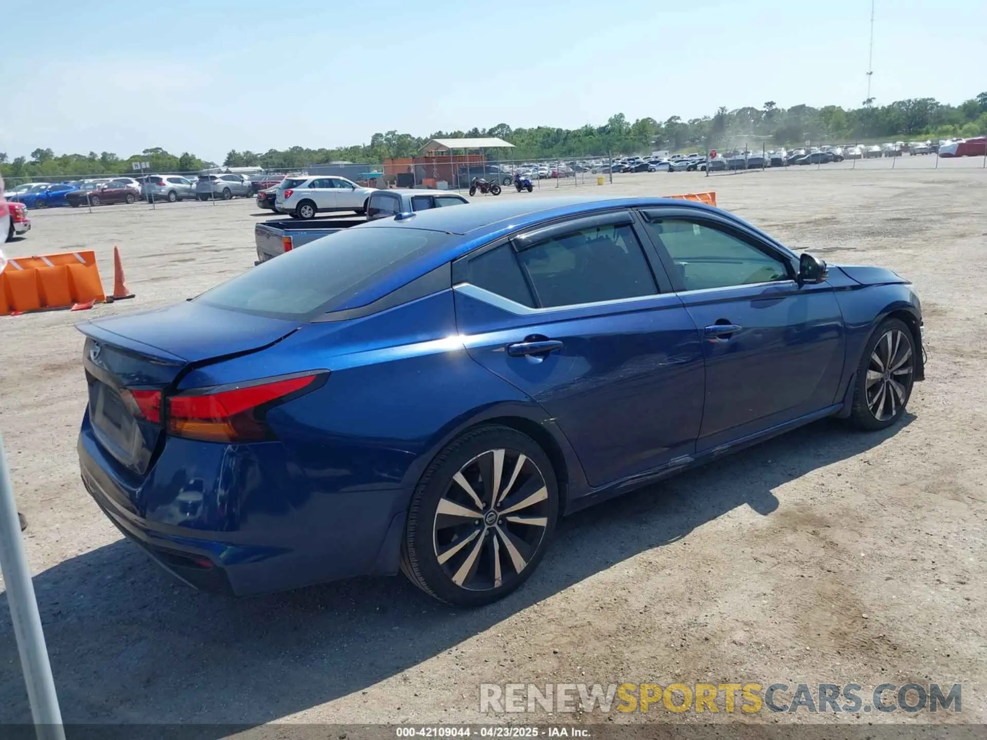 4 Photograph of a damaged car 1N4BL4CV2KC137950 NISSAN ALTIMA 2019