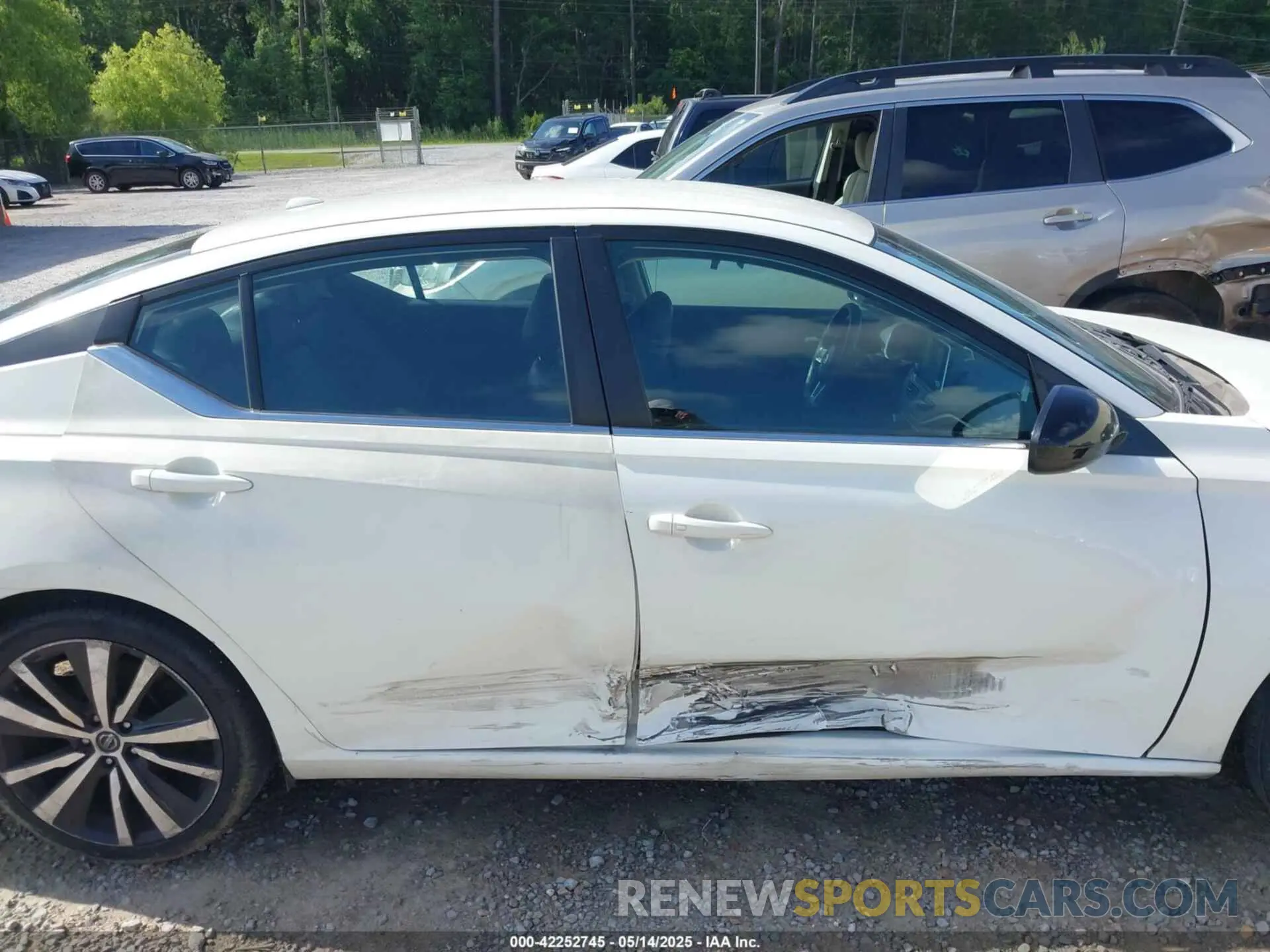 13 Photograph of a damaged car 1N4BL4CV6KC109181 NISSAN ALTIMA 2019