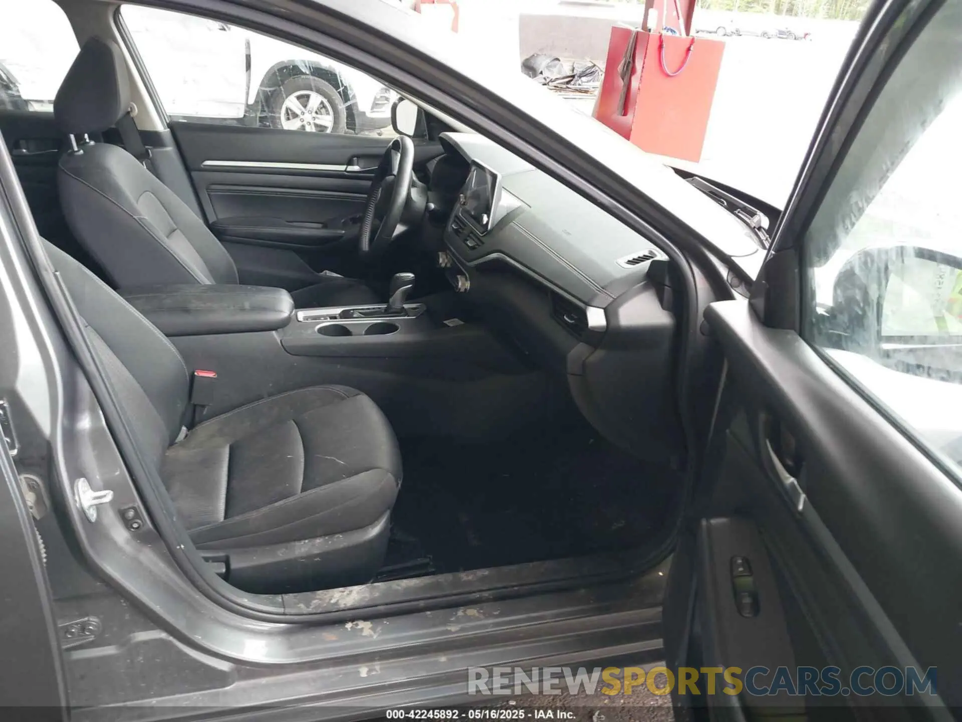 5 Photograph of a damaged car 1N4BL4DV6KC143166 NISSAN ALTIMA 2019
