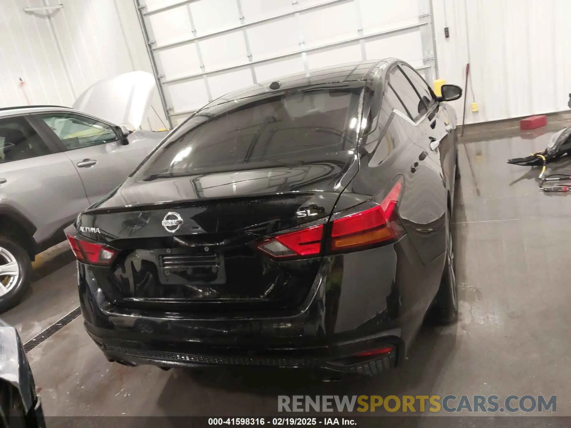 17 Photograph of a damaged car 1N4BL4EV1KC162190 NISSAN ALTIMA 2019