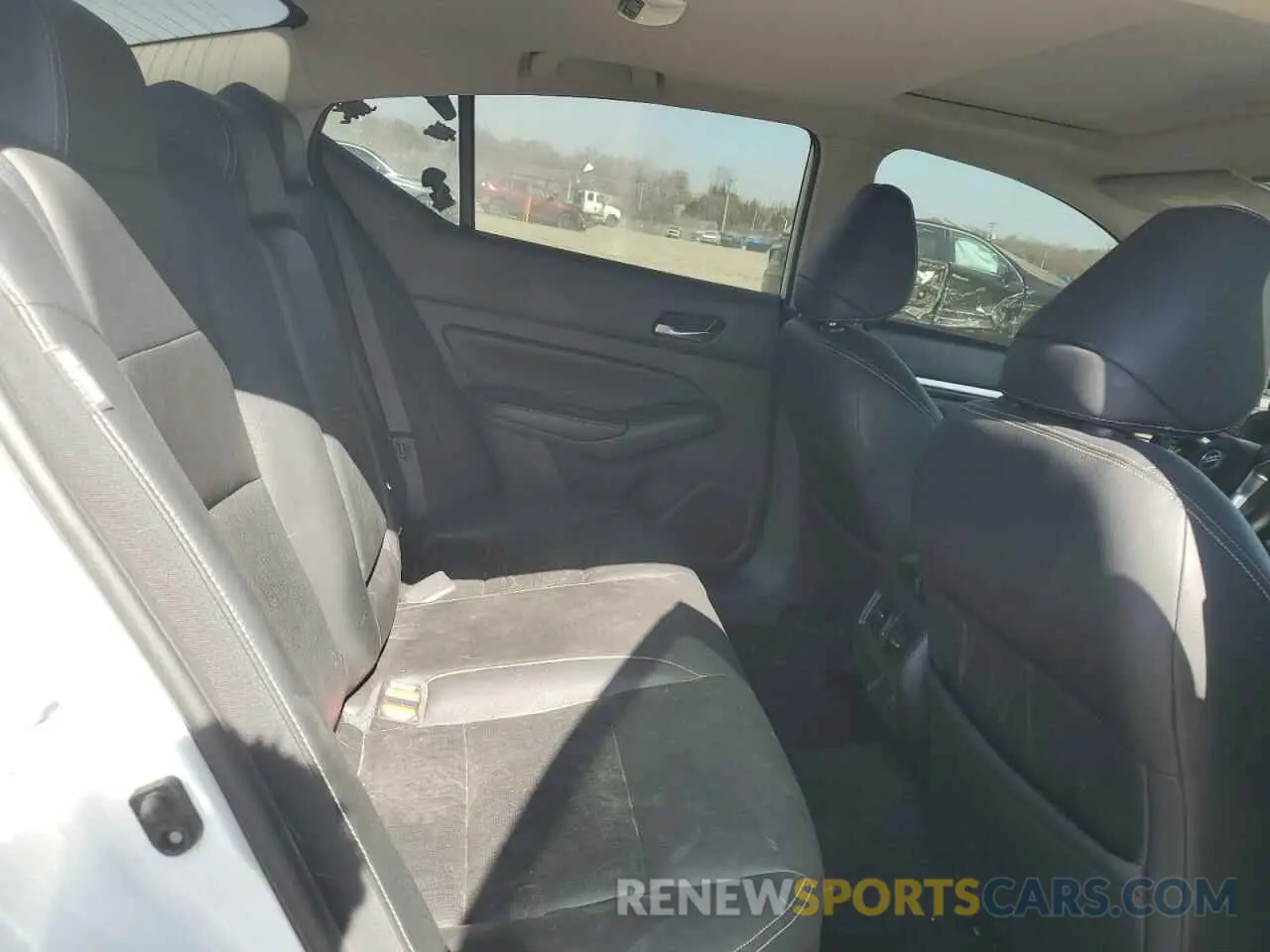 11 Photograph of a damaged car 1N4BL4EV5KC108066 NISSAN ALTIMA 2019