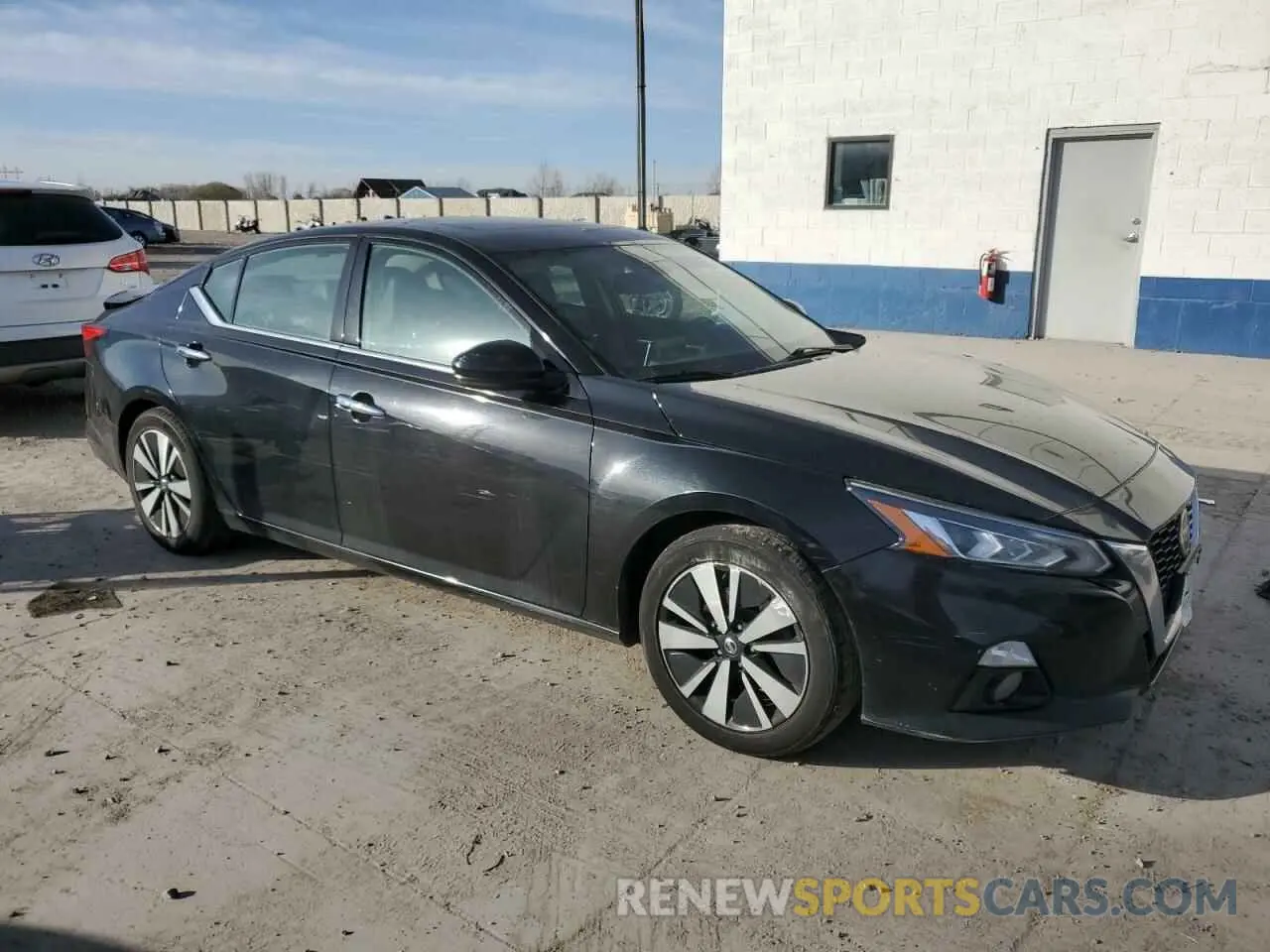 4 Photograph of a damaged car 1N4BL4EV5KC203694 NISSAN ALTIMA 2019