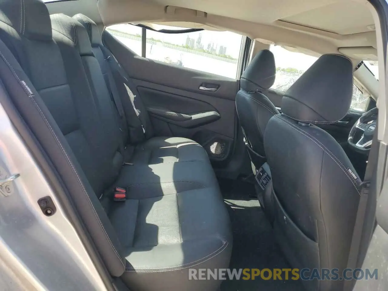 10 Photograph of a damaged car 1N4BL4EV7KC256574 NISSAN ALTIMA 2019