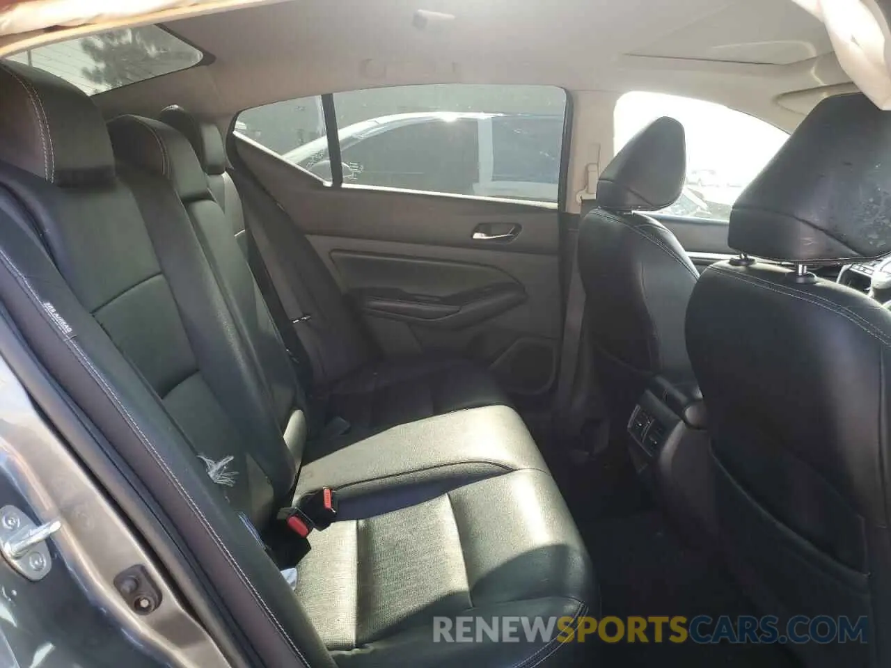 10 Photograph of a damaged car 1N4BL4EV8KC159111 NISSAN ALTIMA 2019