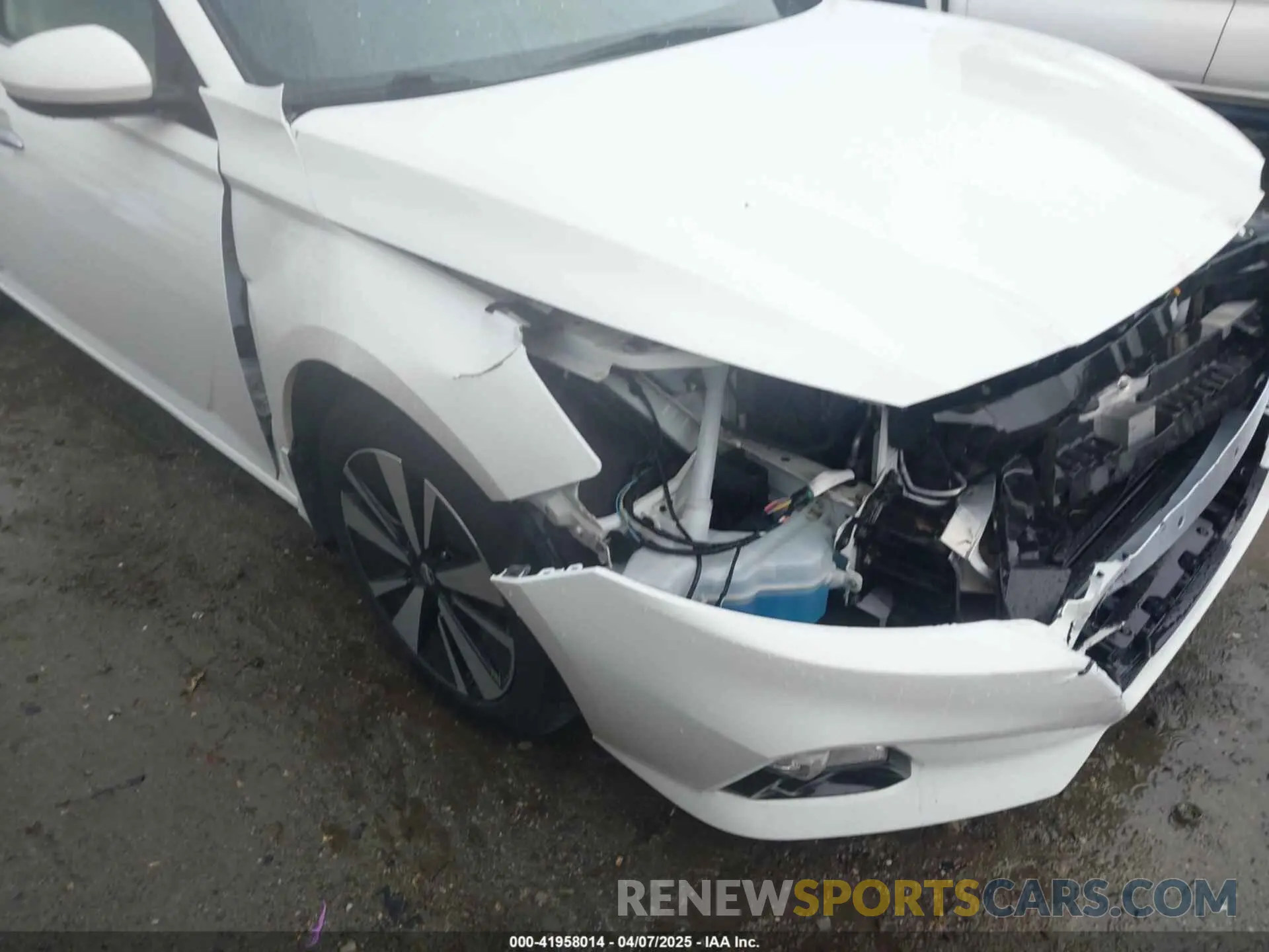 18 Photograph of a damaged car 1N4BL4EW3KN312958 NISSAN ALTIMA 2019