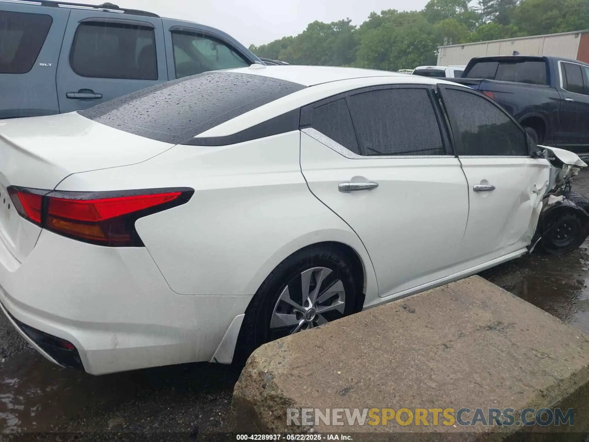 13 Photograph of a damaged car 1N4BL4BV0LC209991 NISSAN ALTIMA 2020