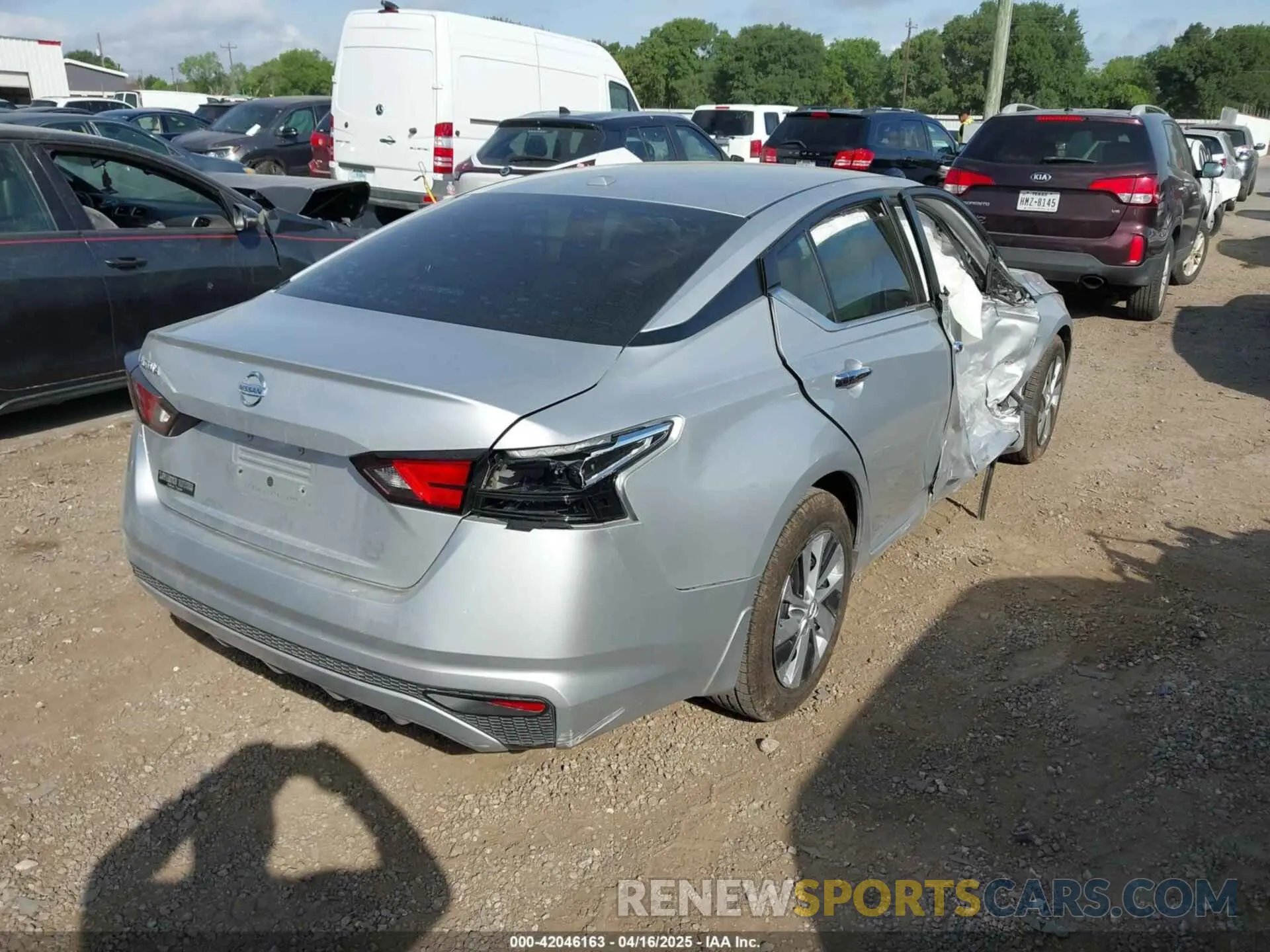 4 Photograph of a damaged car 1N4BL4BV0LC265803 NISSAN ALTIMA 2020