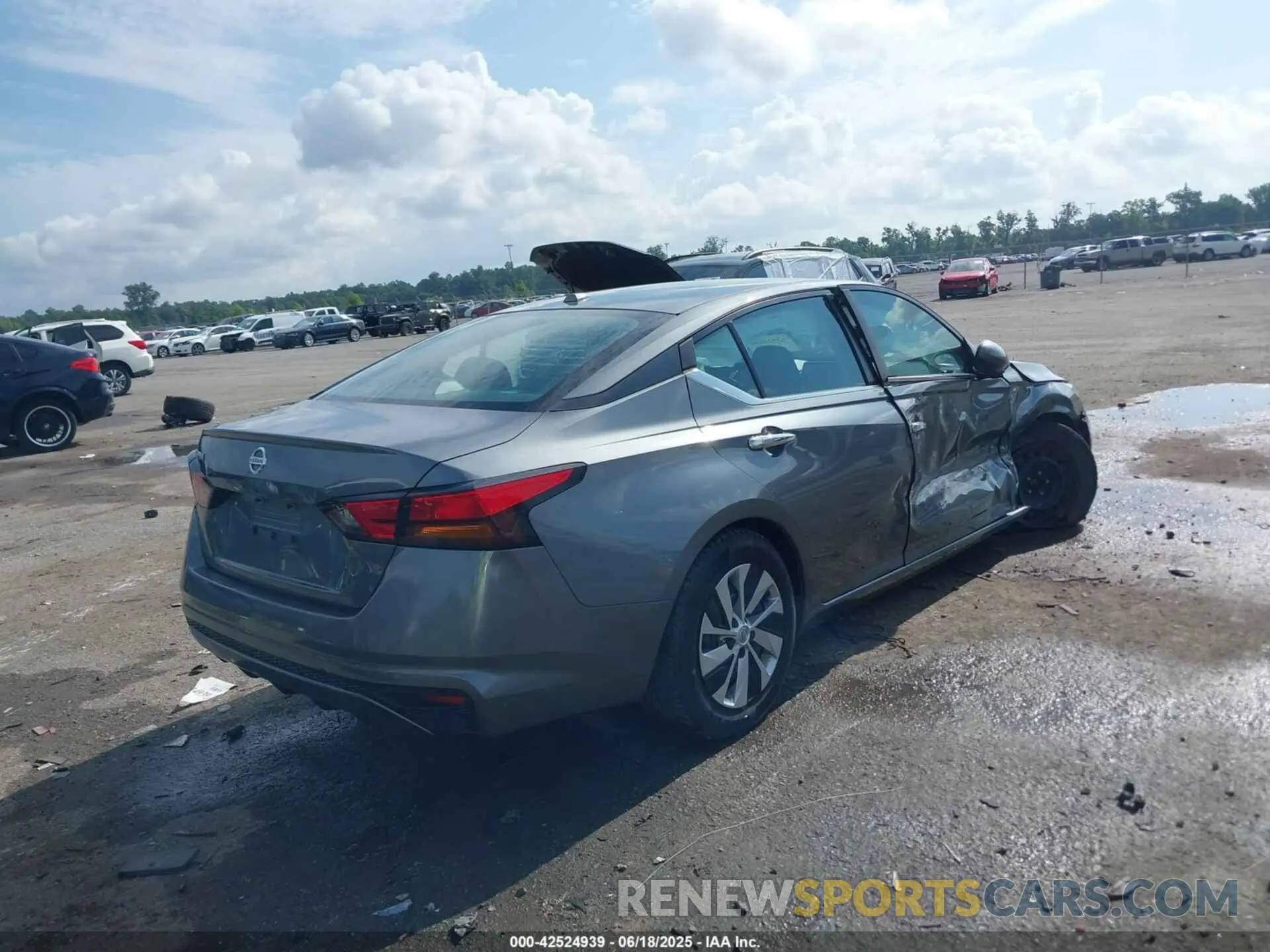 4 Photograph of a damaged car 1N4BL4BV1LC226928 NISSAN ALTIMA 2020