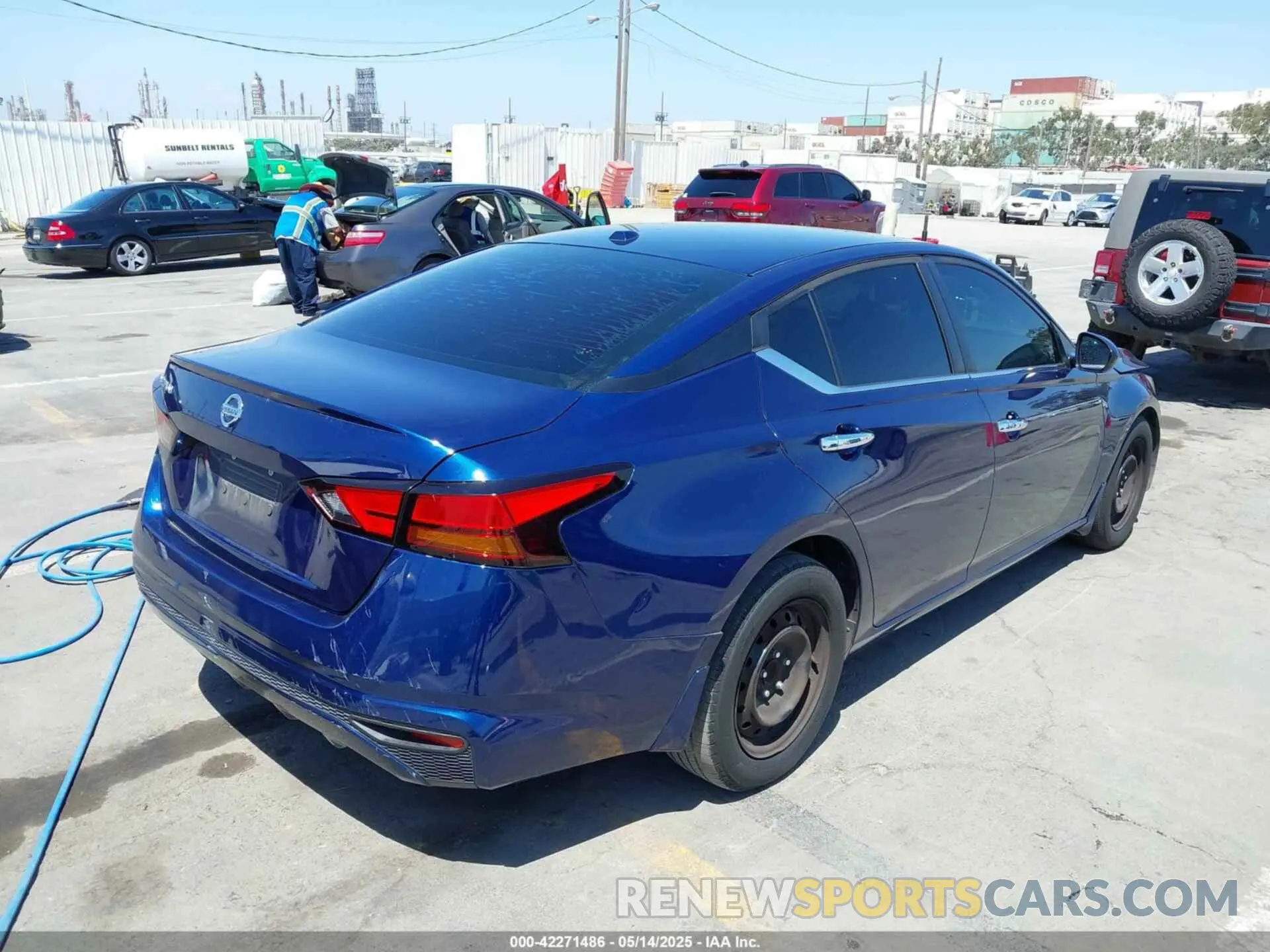 4 Photograph of a damaged car 1N4BL4BV5LN313753 NISSAN ALTIMA 2020