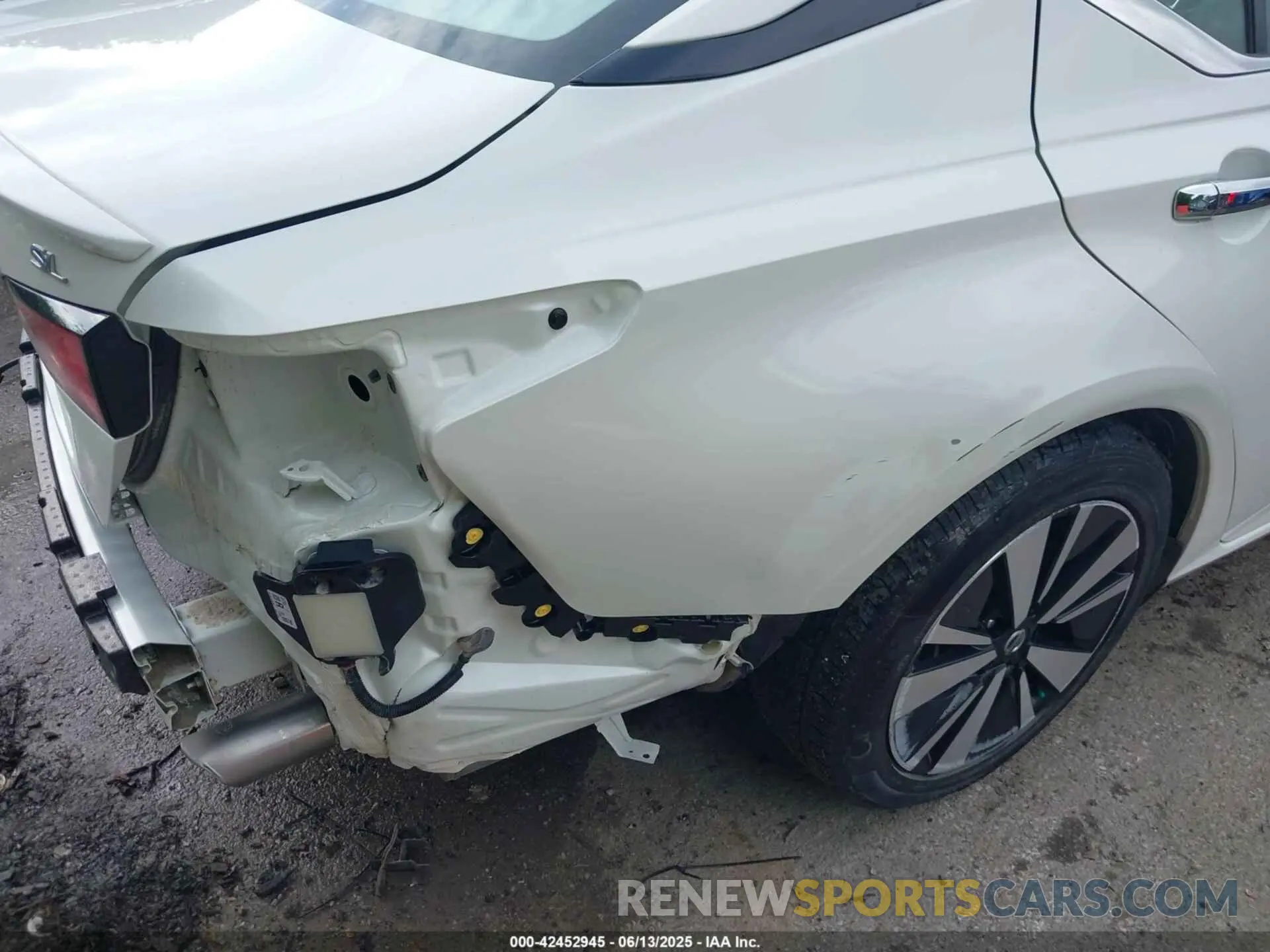 19 Photograph of a damaged car 1N4BL4EV9LN323021 NISSAN ALTIMA 2020