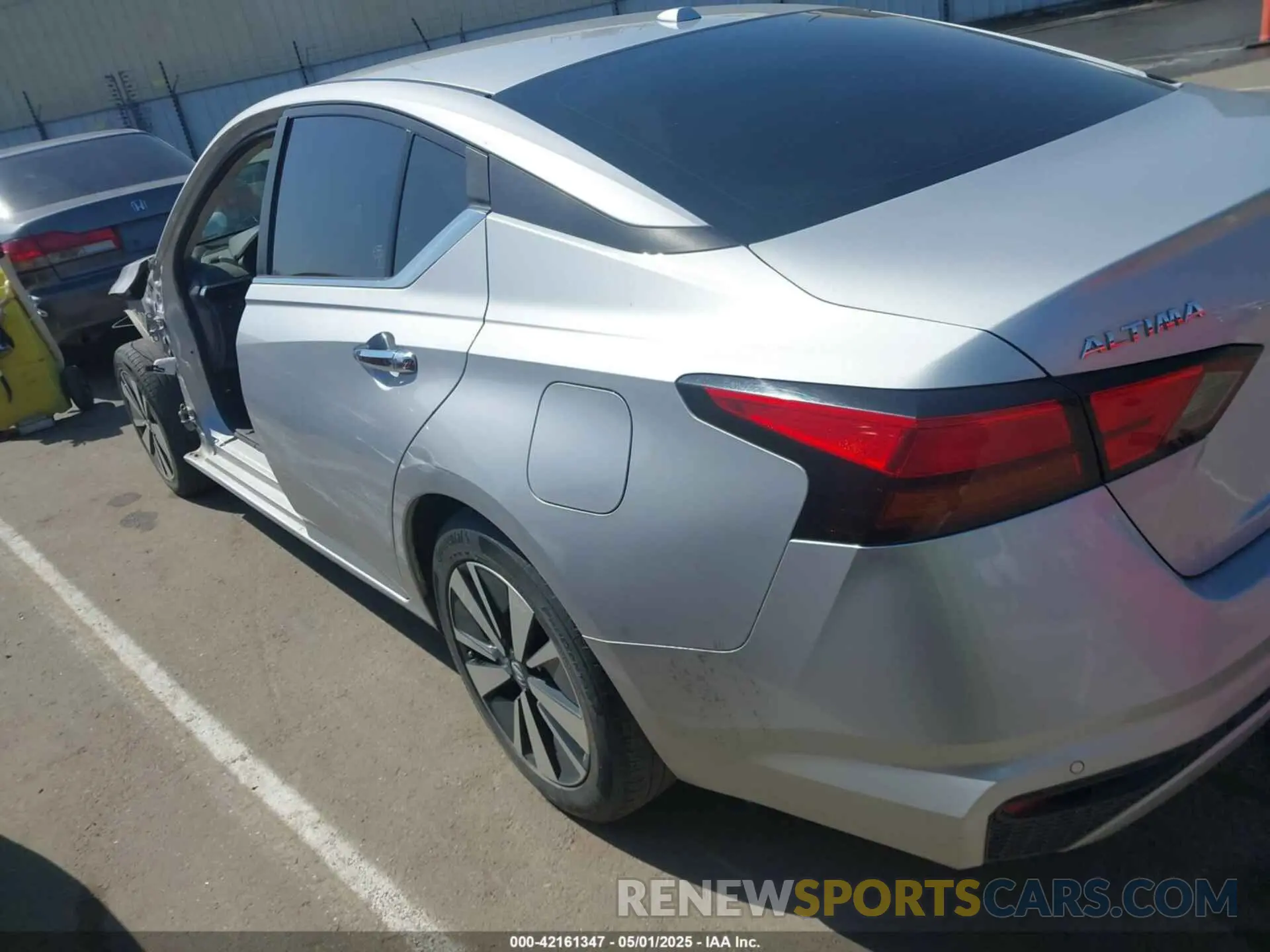 18 Photograph of a damaged car 1N4BL4DV8MN334997 NISSAN ALTIMA 2021