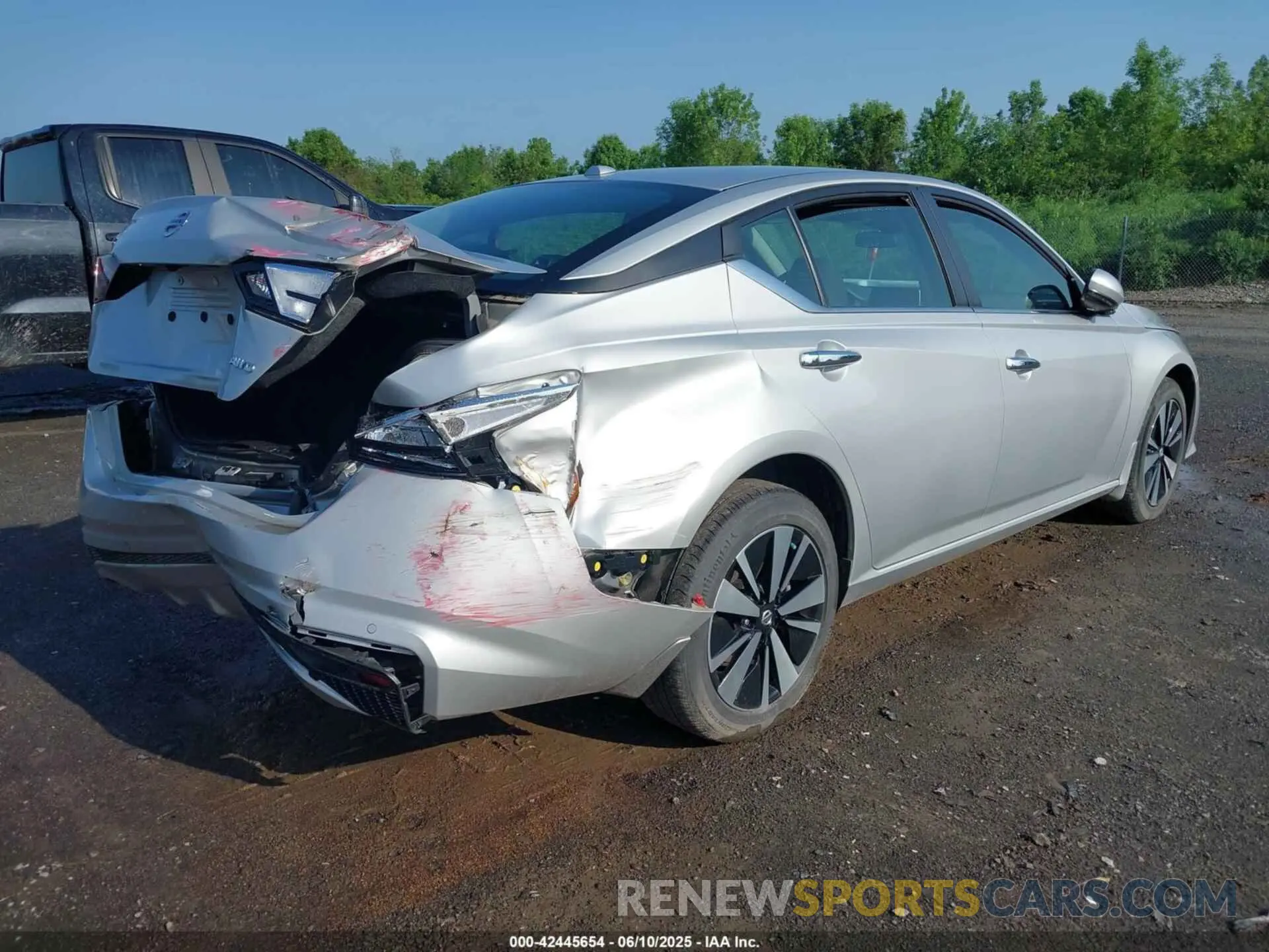 4 Photograph of a damaged car 1N4BL4DWXNN332954 NISSAN ALTIMA 2022