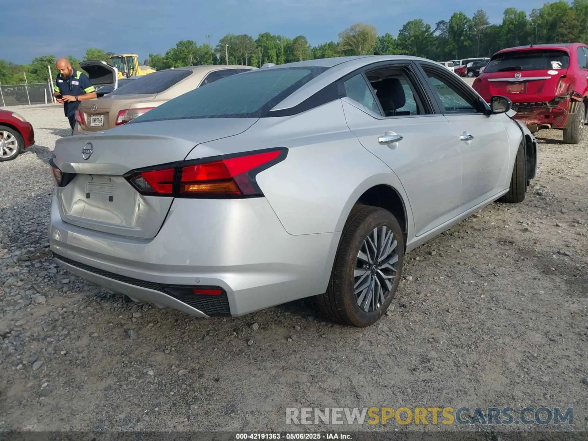 4 Фотография поврежденного автомобиля 1N4BL4DV0SN366677 NISSAN ALTIMA 2025