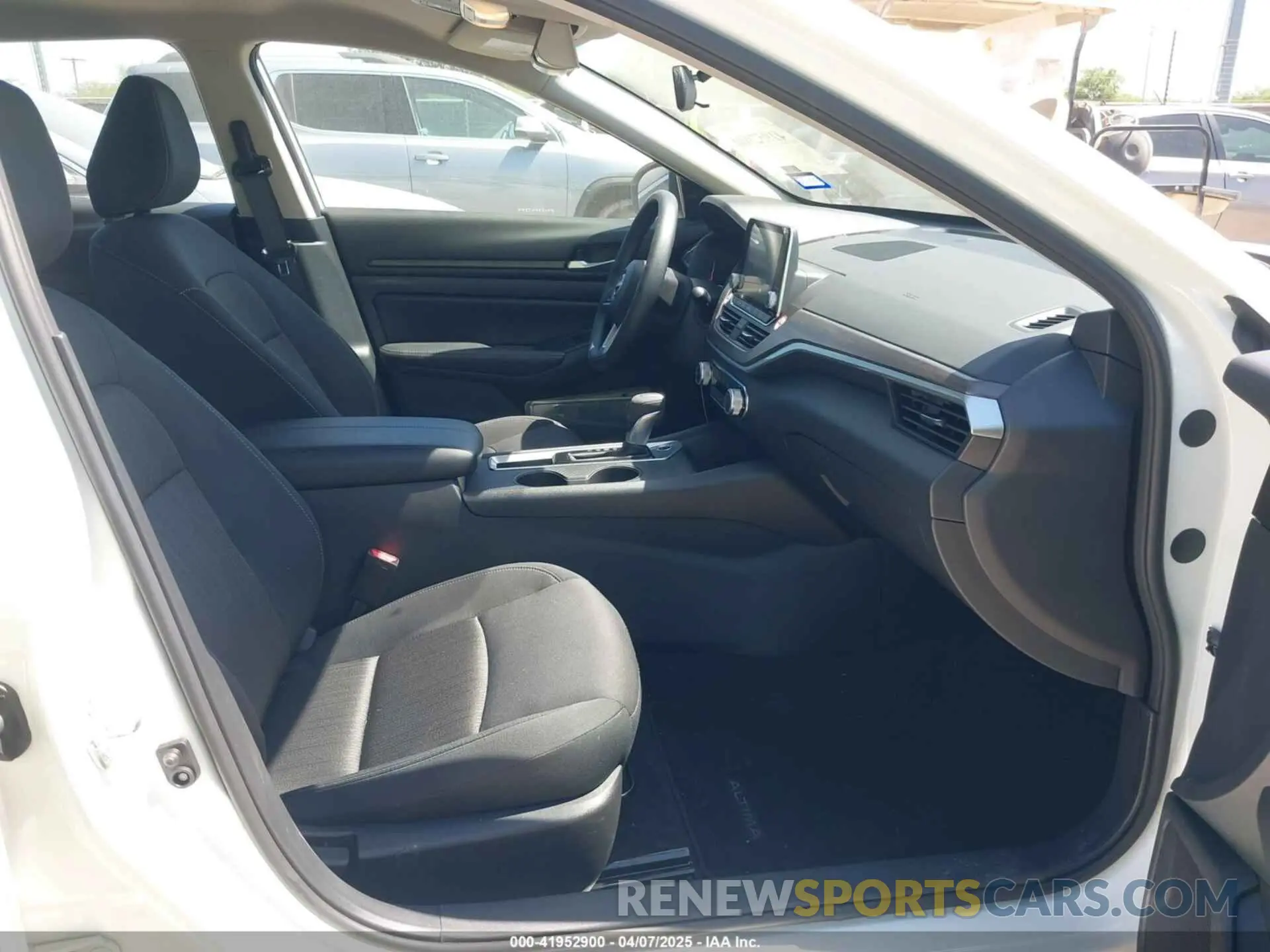 5 Photograph of a damaged car 1N4BL4DV2SN331784 NISSAN ALTIMA 2025