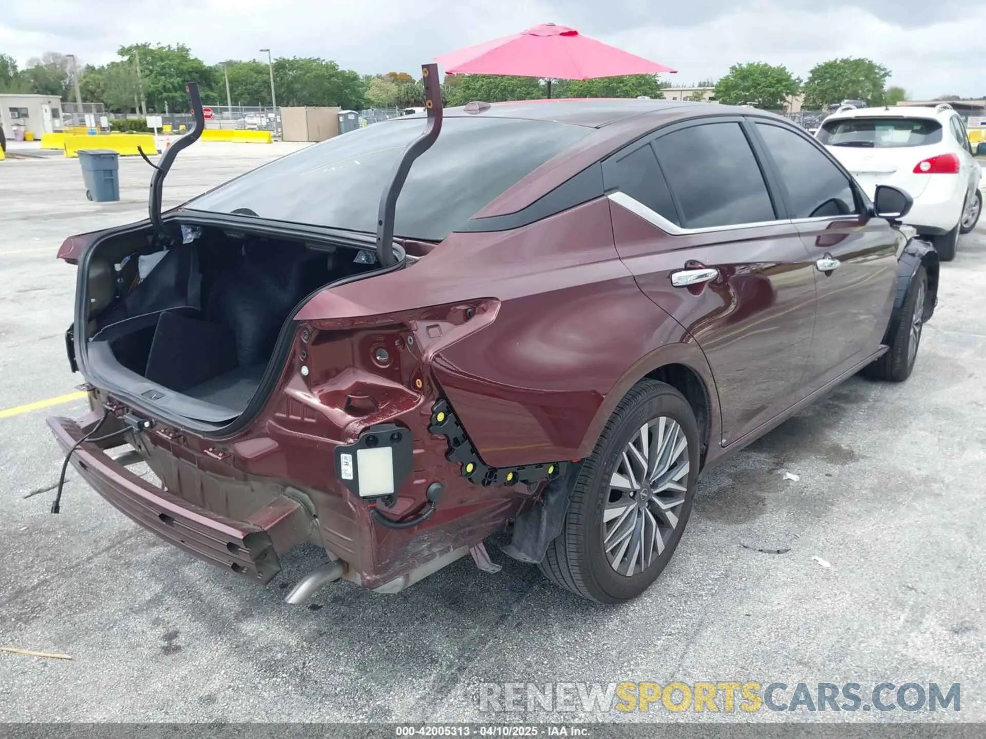 4 Photograph of a damaged car 1N4BL4DV2SN341926 NISSAN ALTIMA 2025