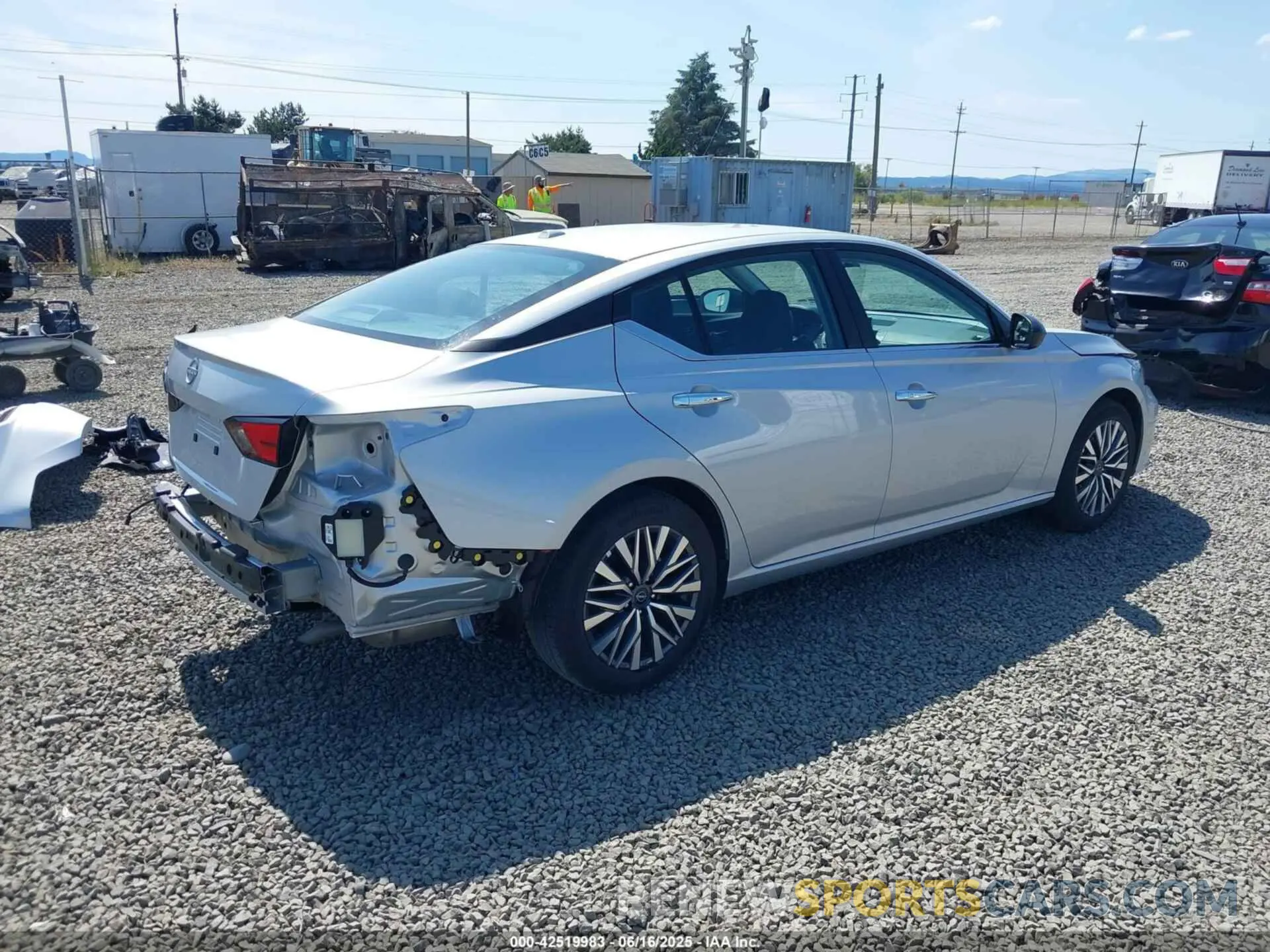 4 Фотография поврежденного автомобиля 1N4BL4DV6SN365033 NISSAN ALTIMA 2025