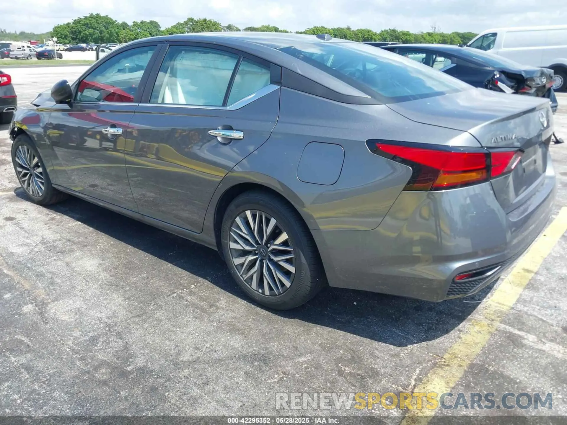 3 Фотография поврежденного автомобиля 1N4BL4DV6SN381605 NISSAN ALTIMA 2025