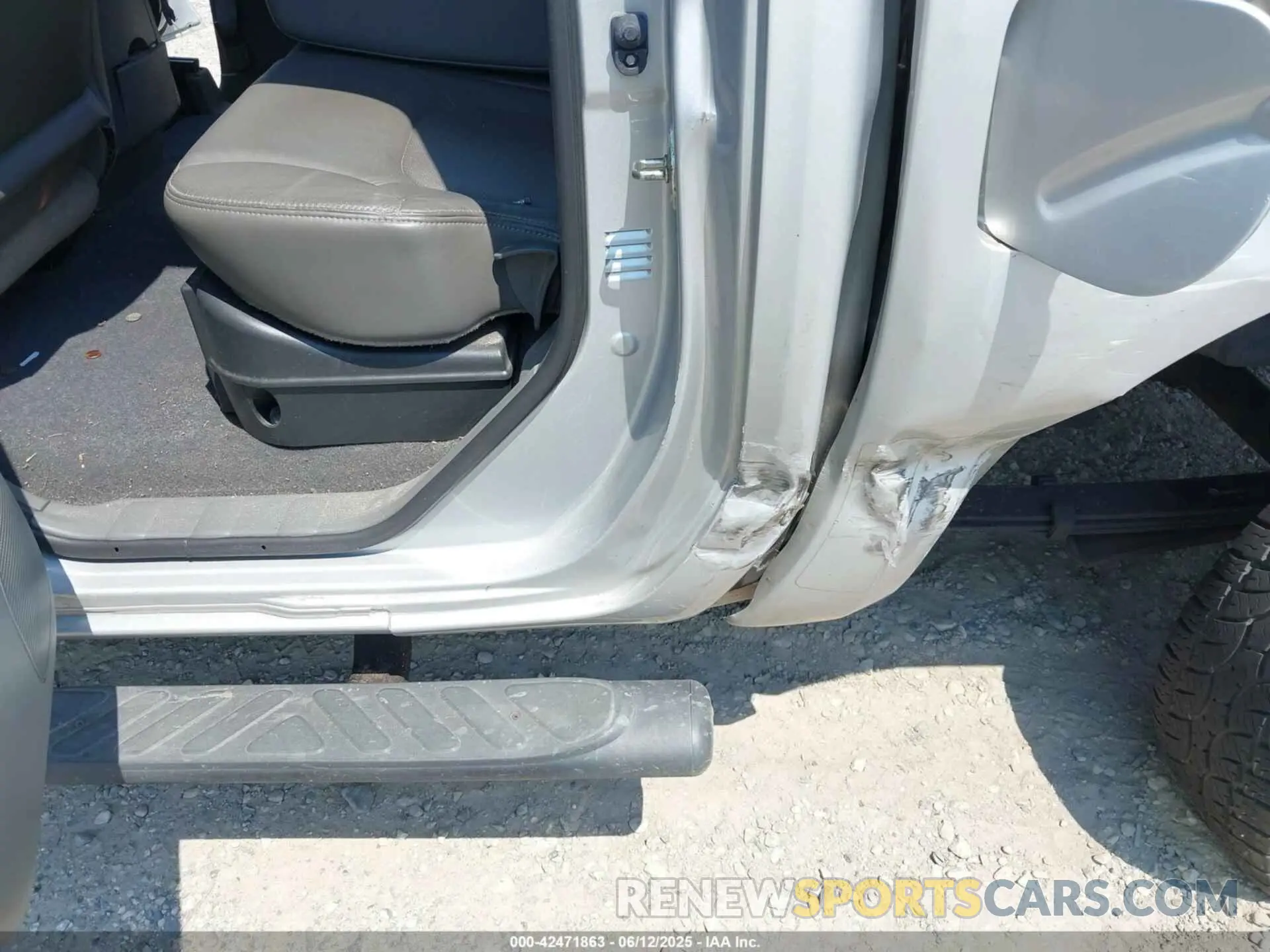 17 Photograph of a damaged car 1N6AD0EV9KN752067 NISSAN FRONTIER 2019