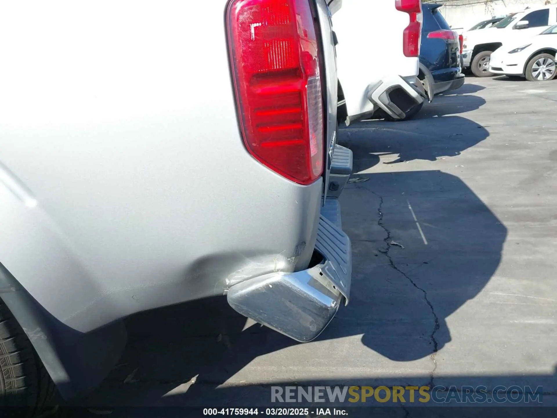 19 Photograph of a damaged car 1N6AD0FR5KN701277 NISSAN FRONTIER 2019