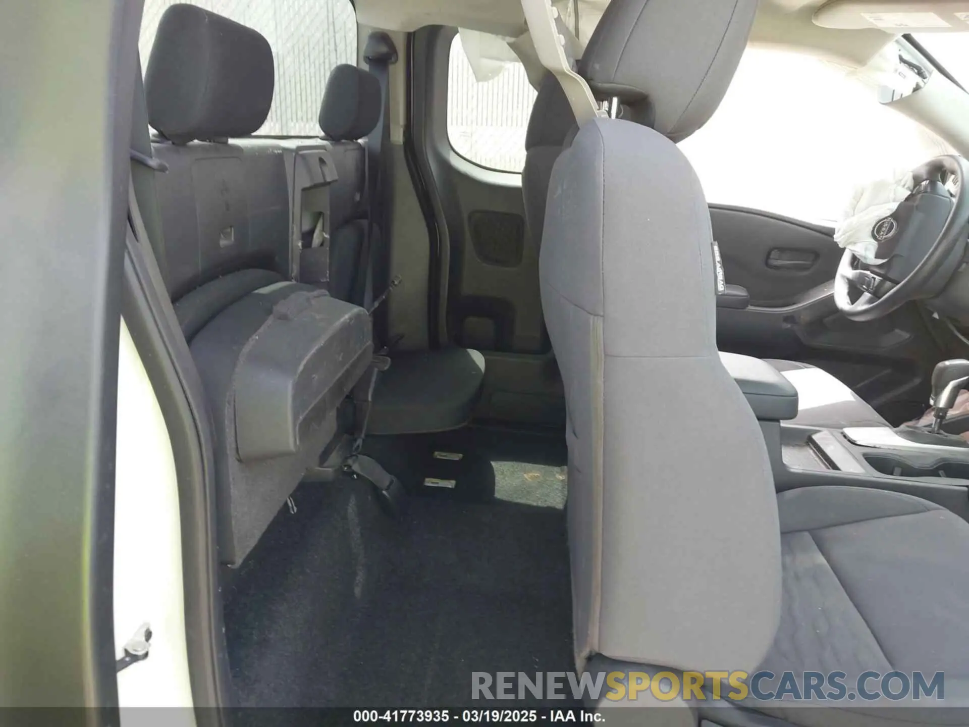 8 Photograph of a damaged car 1N6ED1CL2NN657752 NISSAN FRONTIER 2022