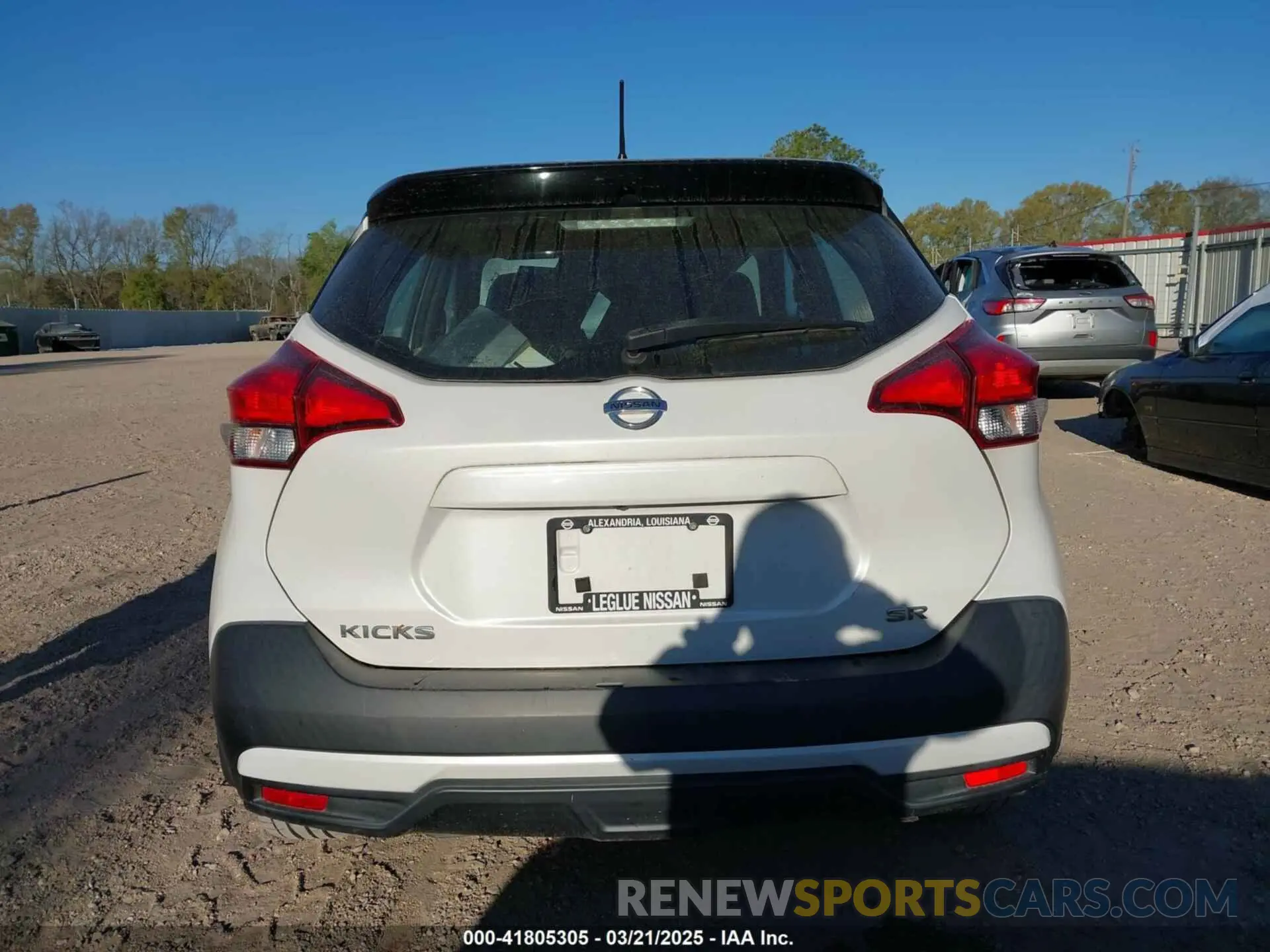 17 Photograph of a damaged car 3N1CP5CU1KL538381 NISSAN KICKS 2019