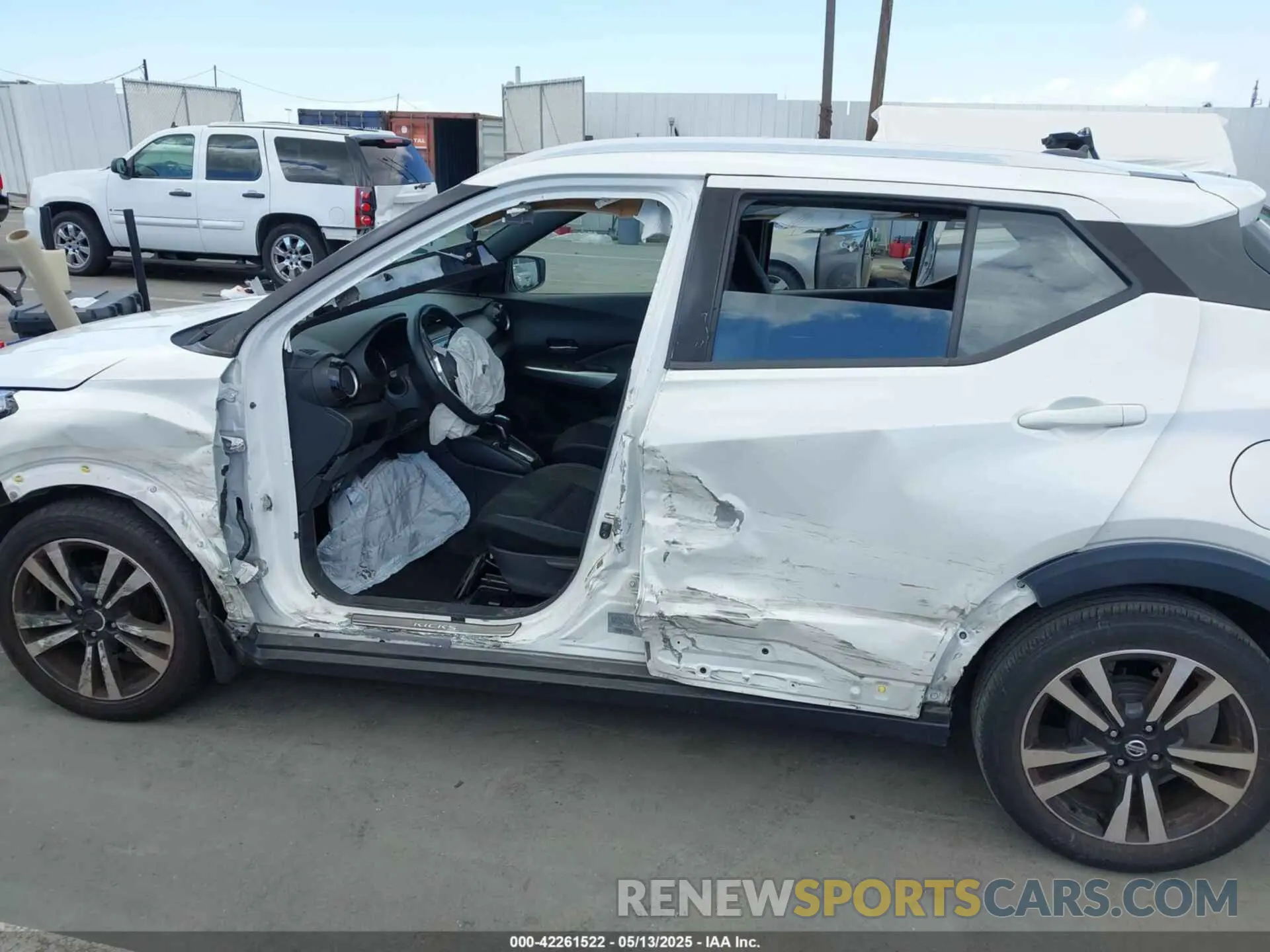 14 Photograph of a damaged car 3N1CP5CV3LL483605 NISSAN KICKS 2020