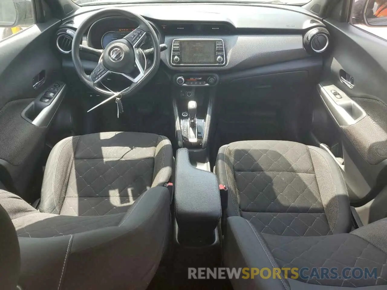 8 Photograph of a damaged car 3N1CP5CV4LL505613 NISSAN KICKS 2020
