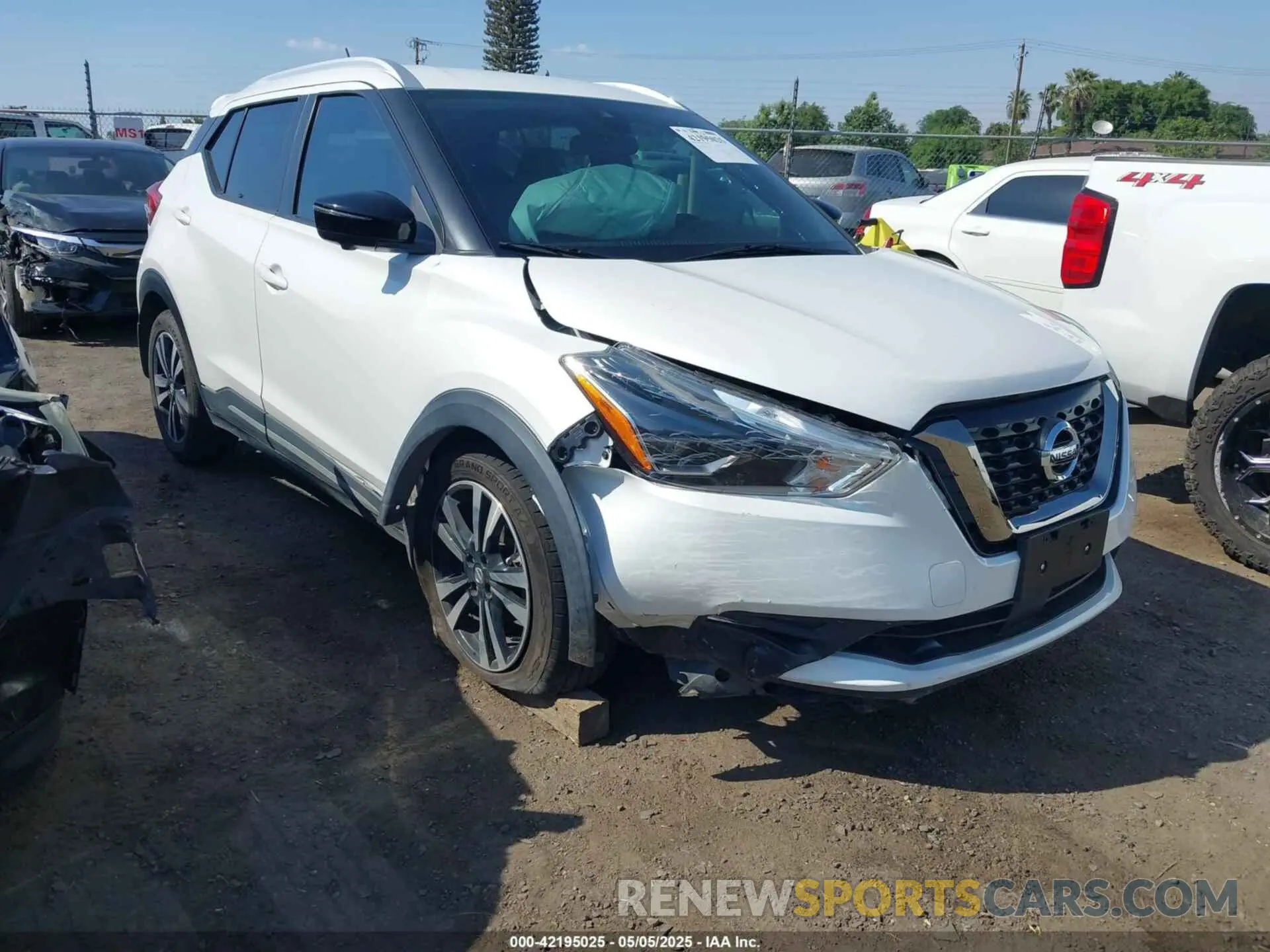 13 Photograph of a damaged car 3N1CP5DV4LL485202 NISSAN KICKS 2020