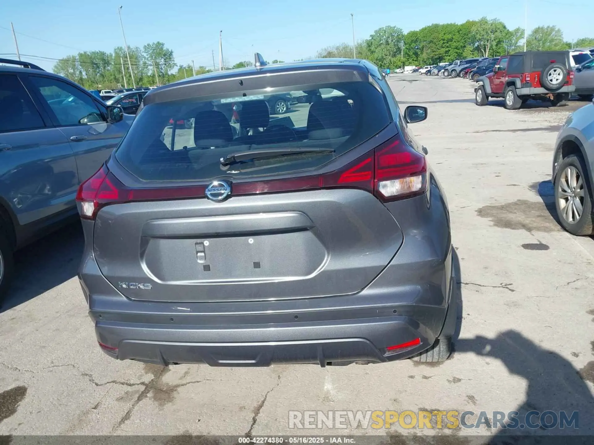16 Photograph of a damaged car 3N1CP5BV3ML551937 NISSAN KICKS 2021