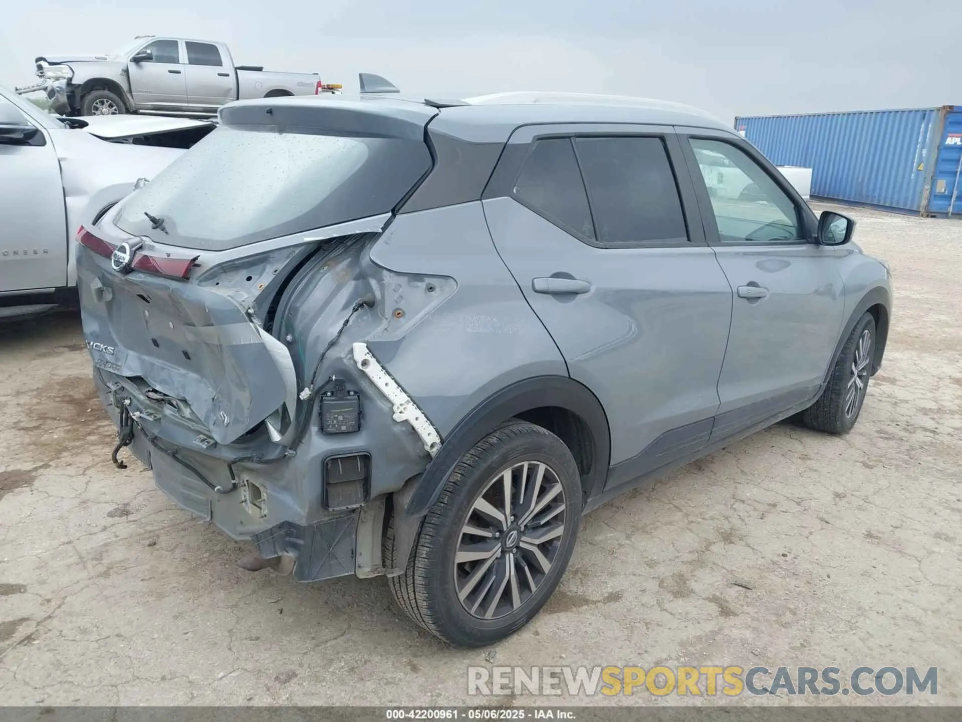 4 Photograph of a damaged car 3N1CP5CV0ML533037 NISSAN KICKS 2021