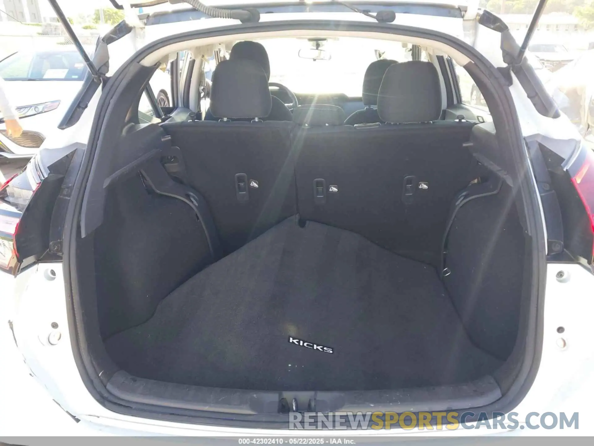 17 Photograph of a damaged car 3N1CP5CV1ML504436 NISSAN KICKS 2021