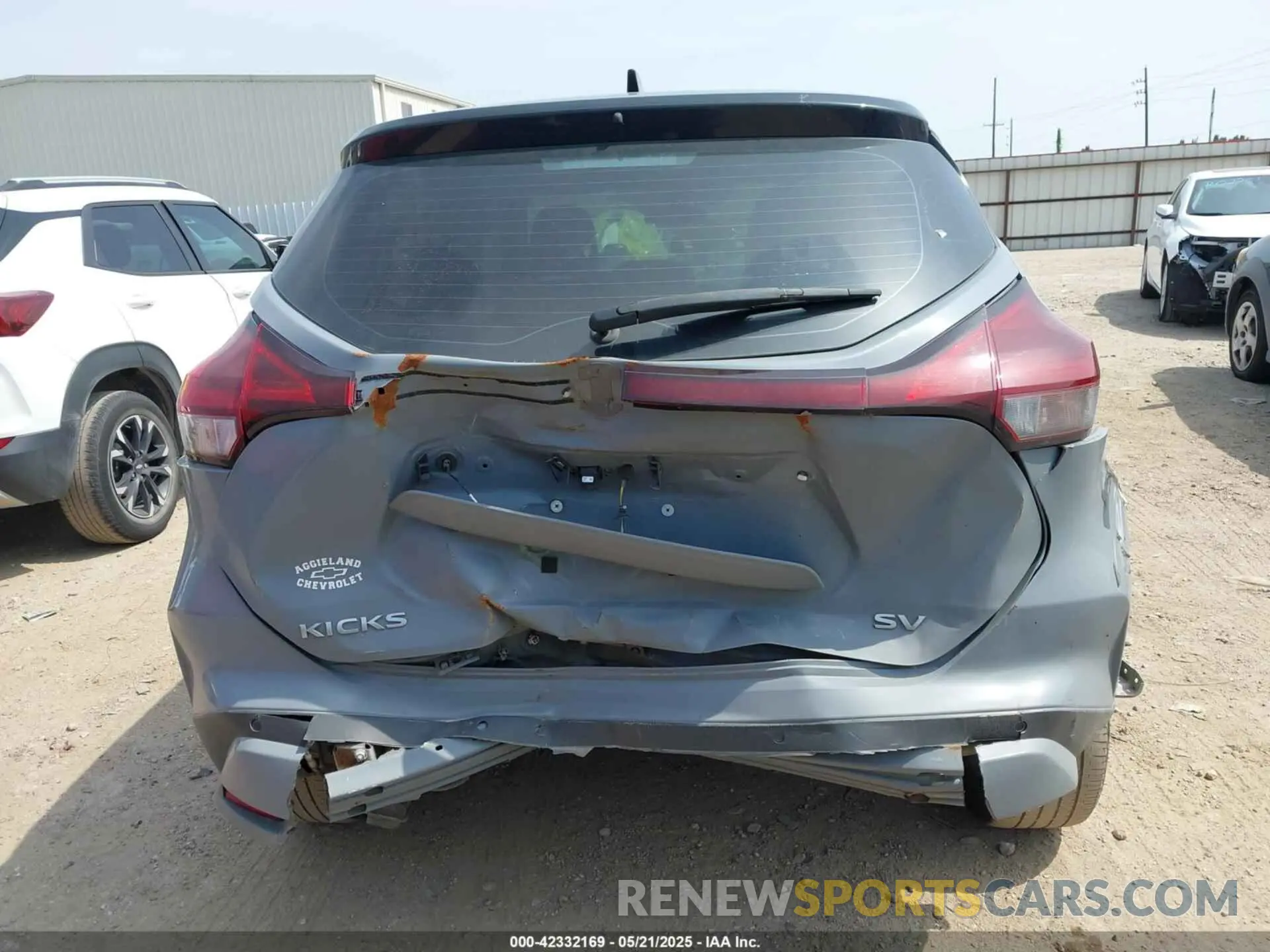 16 Photograph of a damaged car 3N1CP5CV3ML486389 NISSAN KICKS 2021