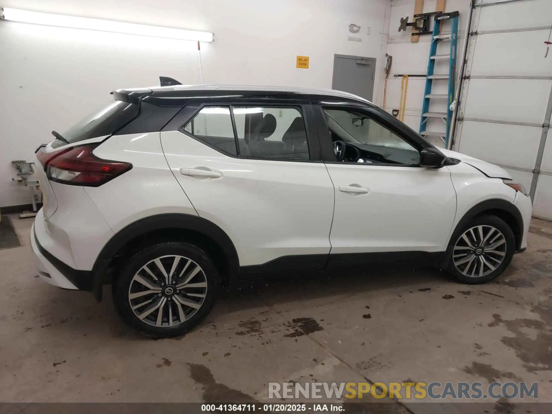 14 Photograph of a damaged car 3N1CP5CV5ML537388 NISSAN KICKS 2021