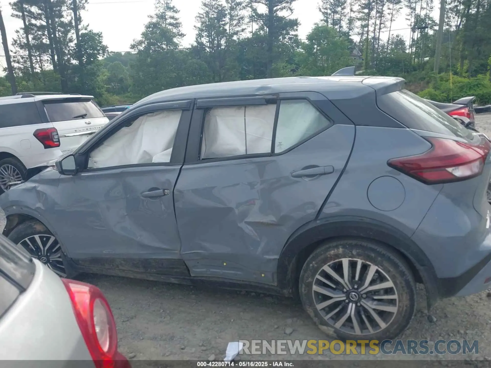 14 Photograph of a damaged car 3N1CP5CV6ML547055 NISSAN KICKS 2021