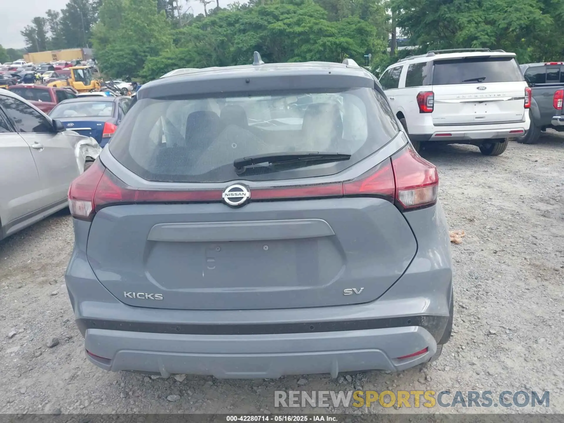 16 Photograph of a damaged car 3N1CP5CV6ML547055 NISSAN KICKS 2021
