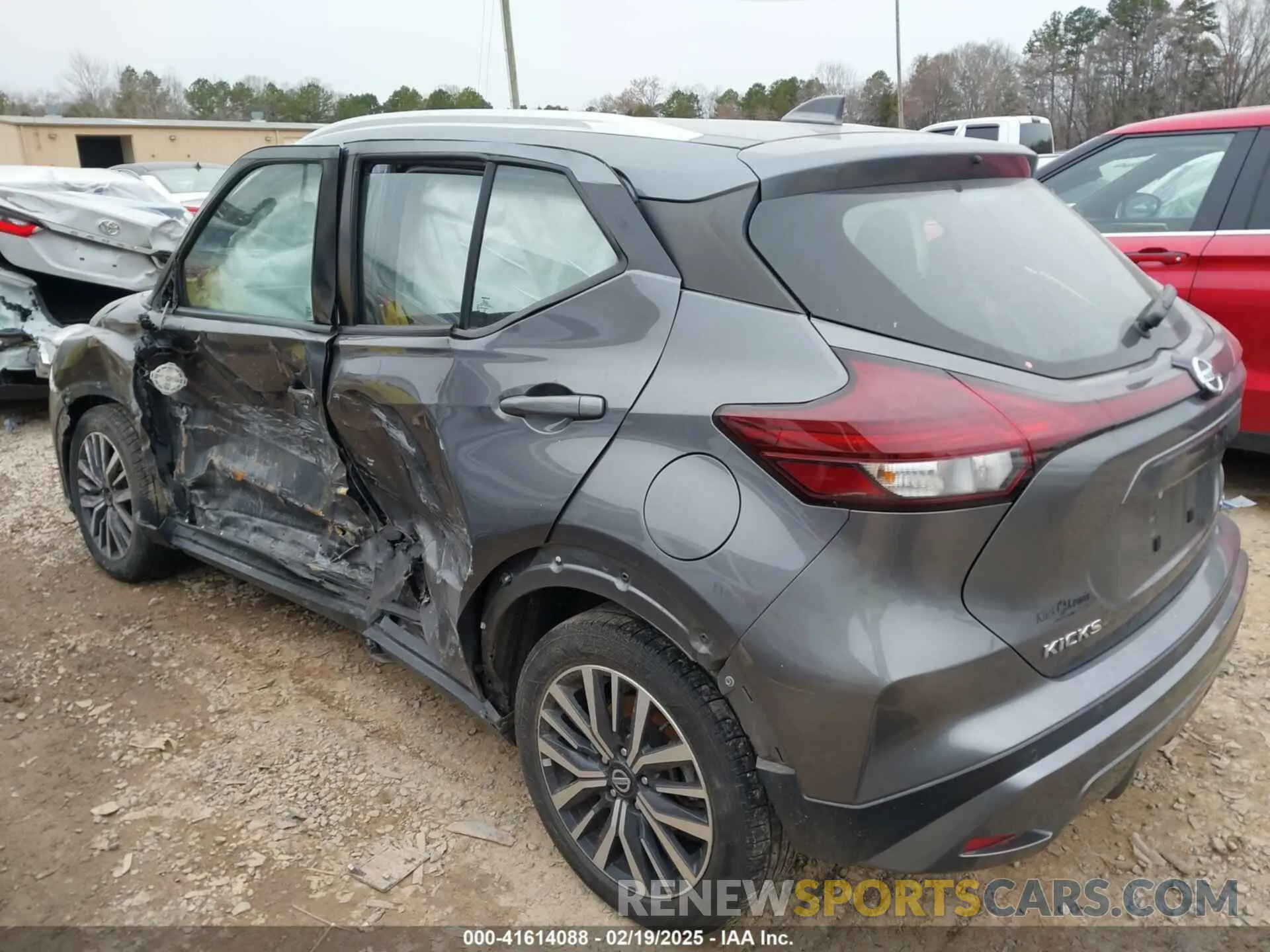 3 Photograph of a damaged car 3N1CP5CV8ML471788 NISSAN KICKS 2021