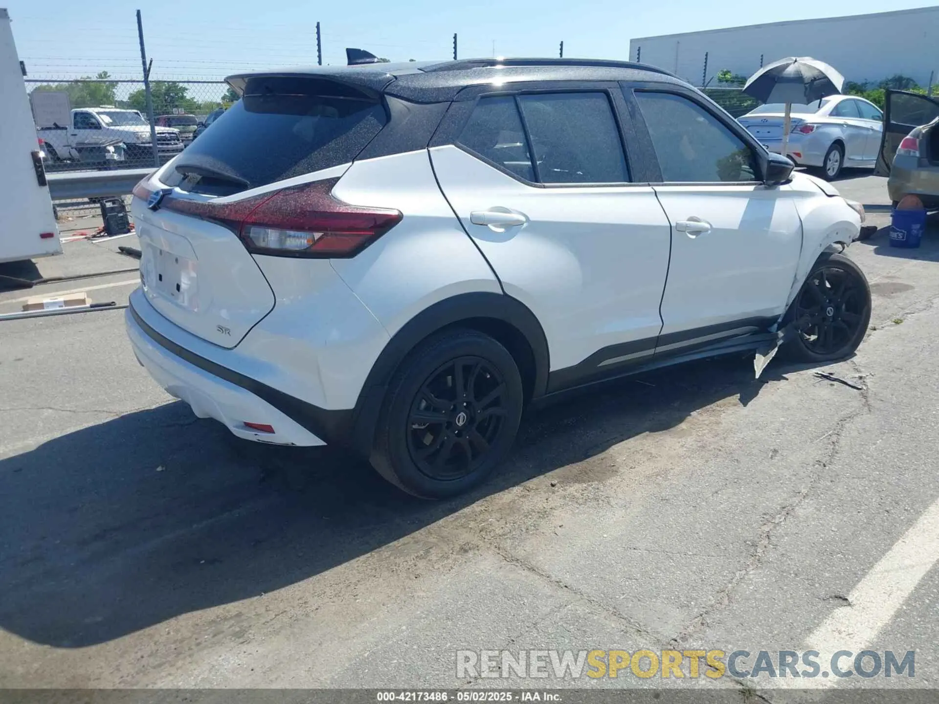 4 Photograph of a damaged car 3N1CP5DV8ML533575 NISSAN KICKS 2021